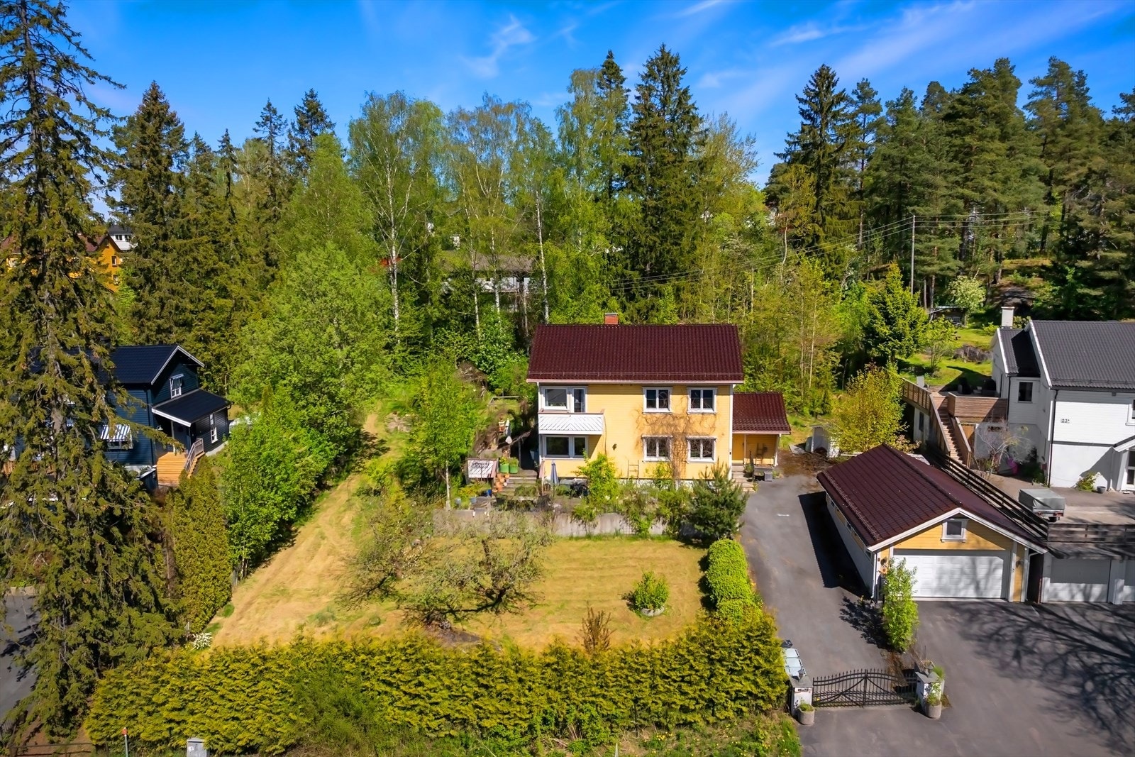 Huset ligger i et rolig område med mye grøntareal. Galleribilde