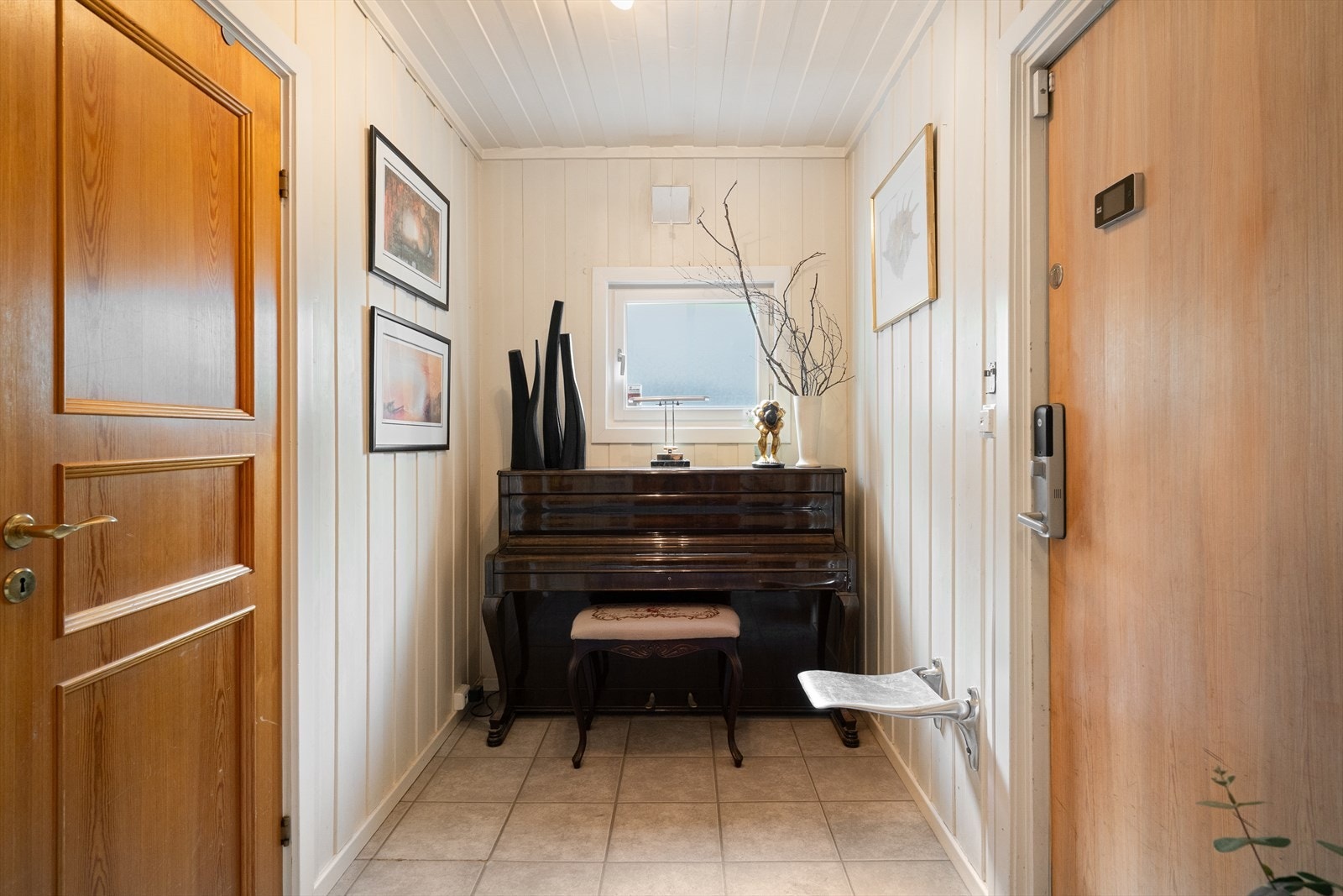 Mulighet for oppheng av yttertøy og plassering av sko. Galleribilde