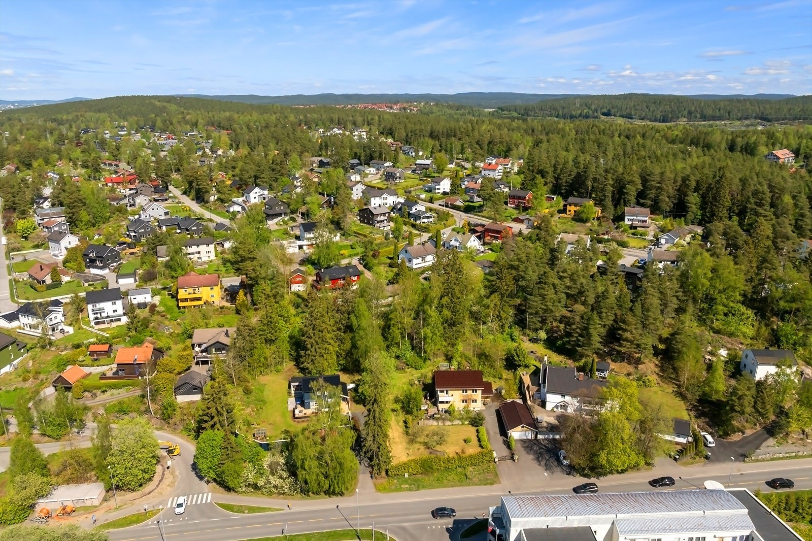 Dette er en romslig enebolig med attraktiv beliggenhet og flott opparbeidet tomt. Galleribilde