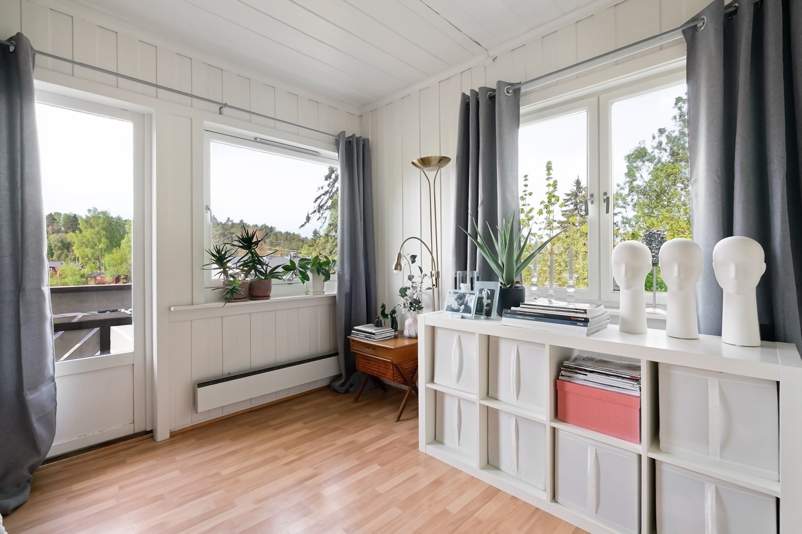 Det største soverommet har utgang til balkong, vinduer på to av veggene, panelte overflater og plassbygget garderobeskap. Galleribilde