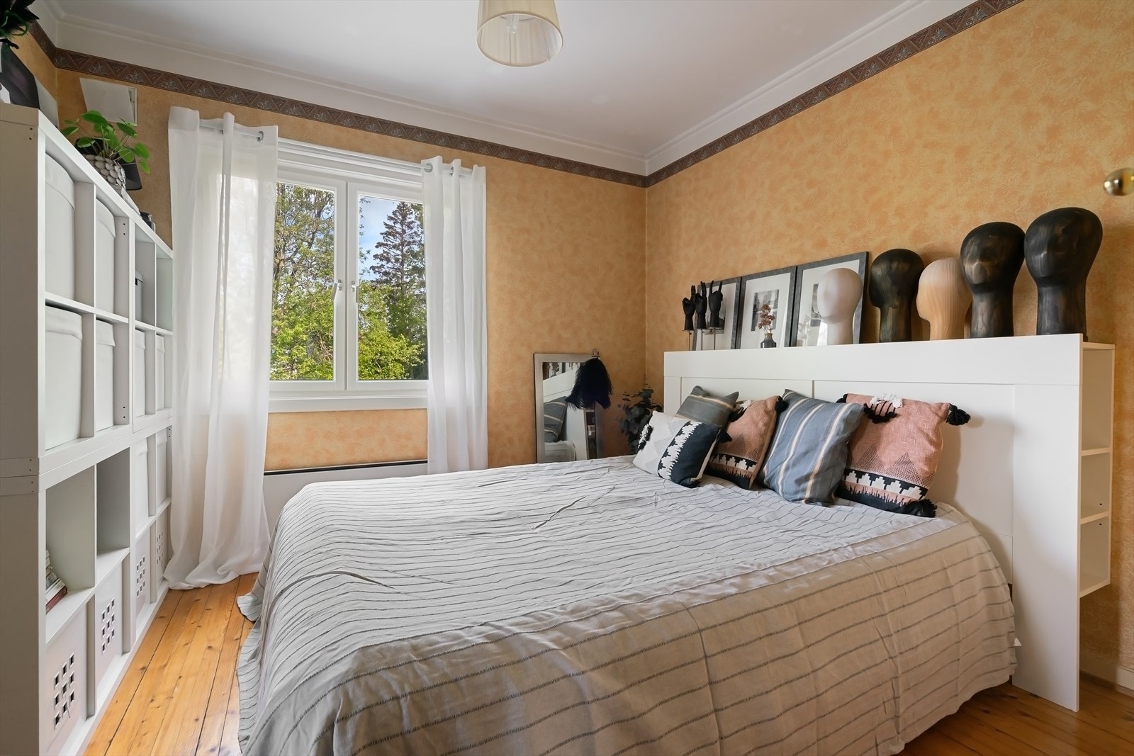 Soverom II er tapetsert og har originale tregulv, samt plassbygde skap. Galleribilde