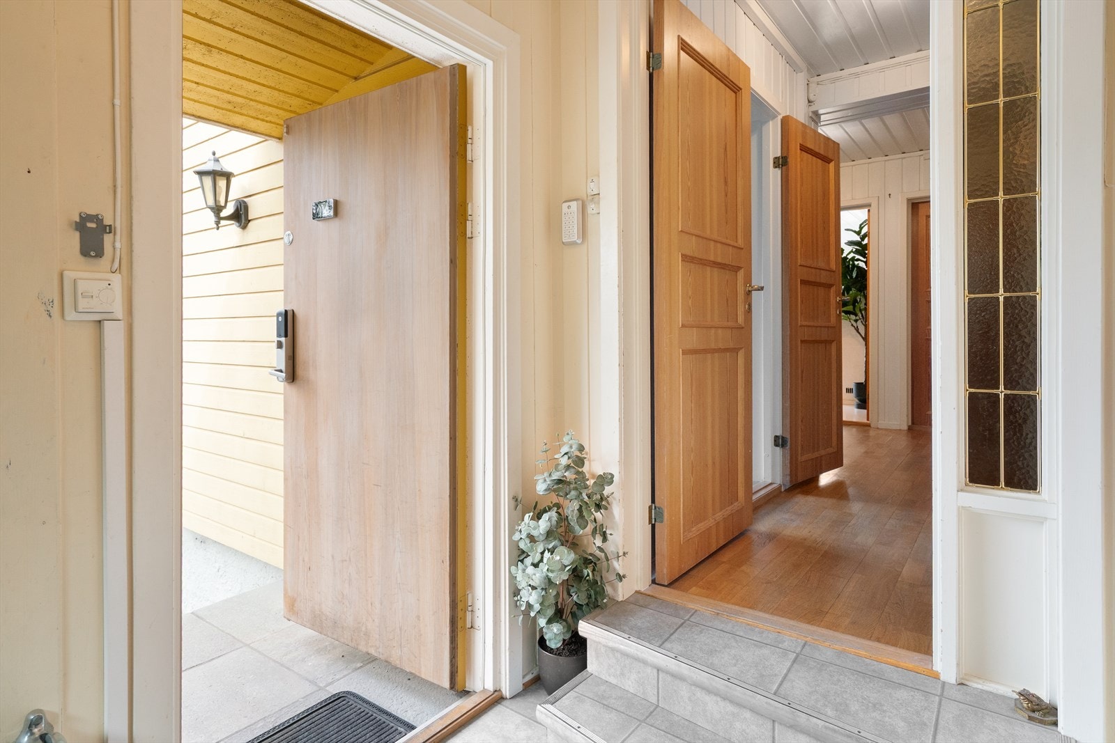 Hyggelig entré med laminatgulv og panelte overflater. Galleribilde