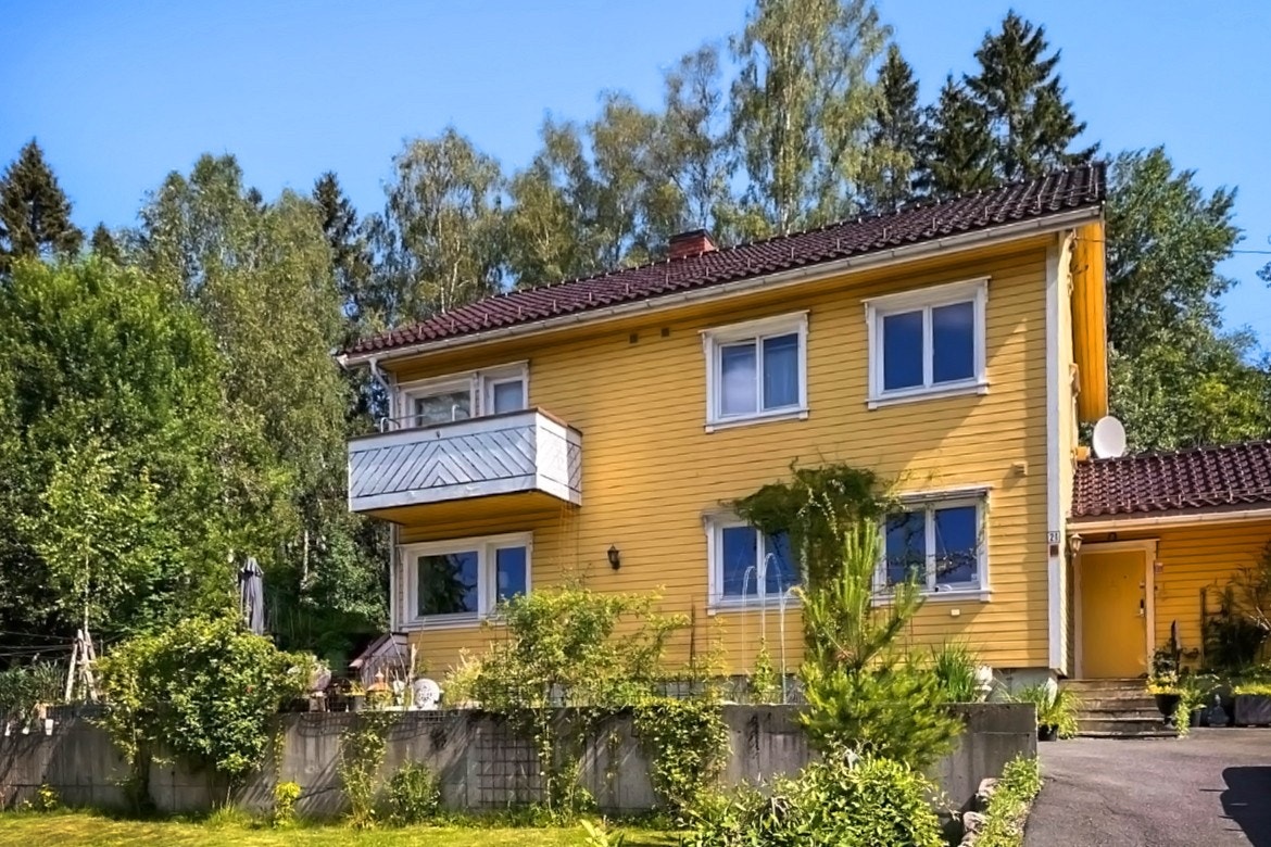 Sjarmerende hus med balkong og frodig hage. Galleribilde