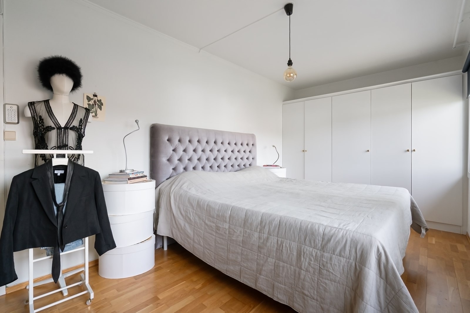 Soverommet framstår behagelig med lyse overflater, flere vindusflater og mye gulvplass. Galleribilde