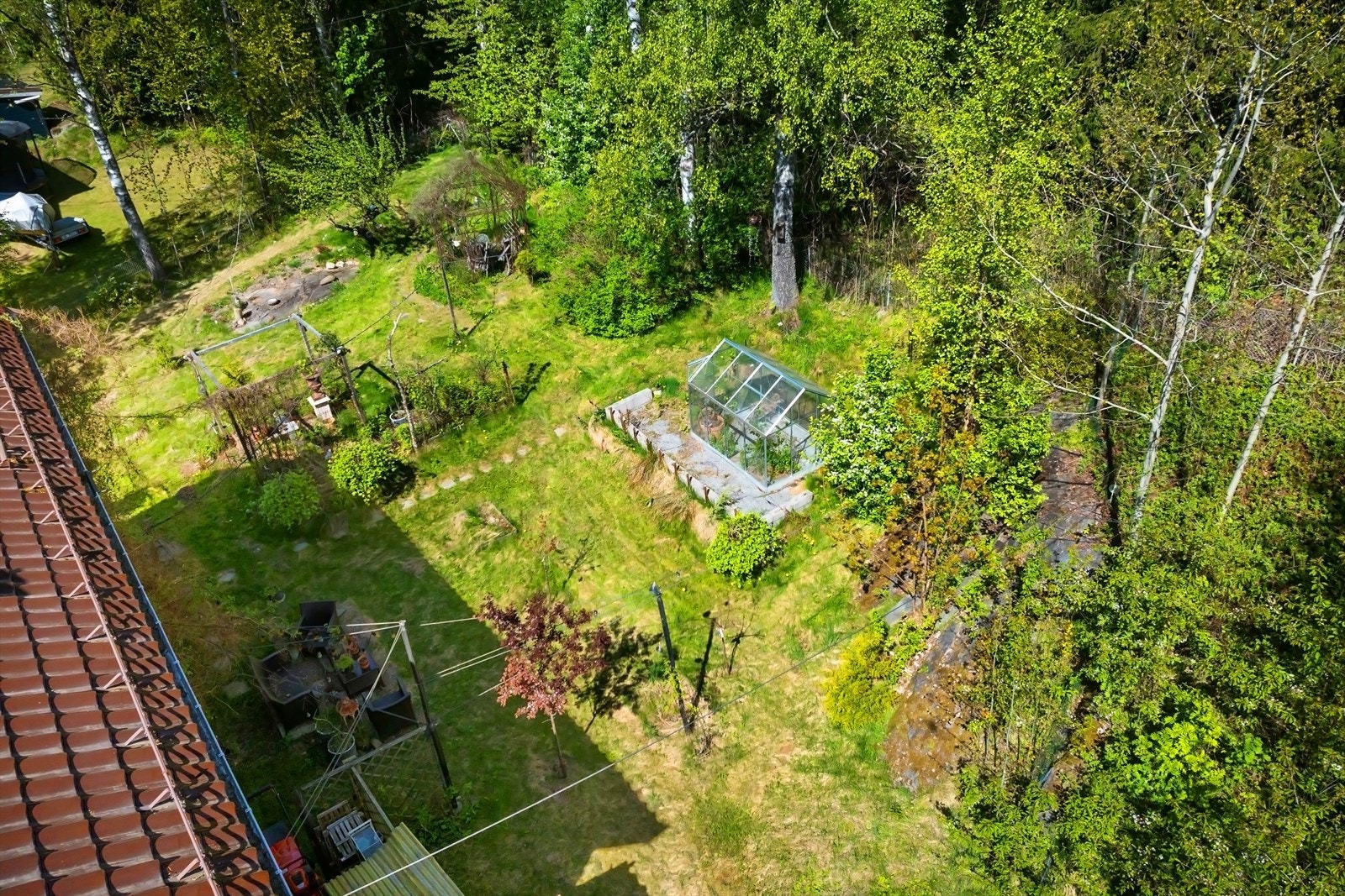 Hage med drivhus for den hageinteresserte. Galleribilde