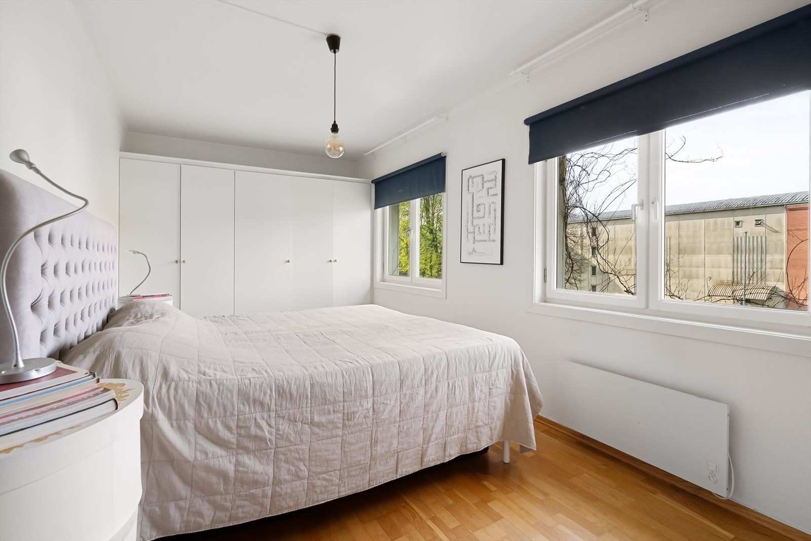 Luftig soverom med plass til dobbeltseng og tilhørende nattbord. Galleribilde