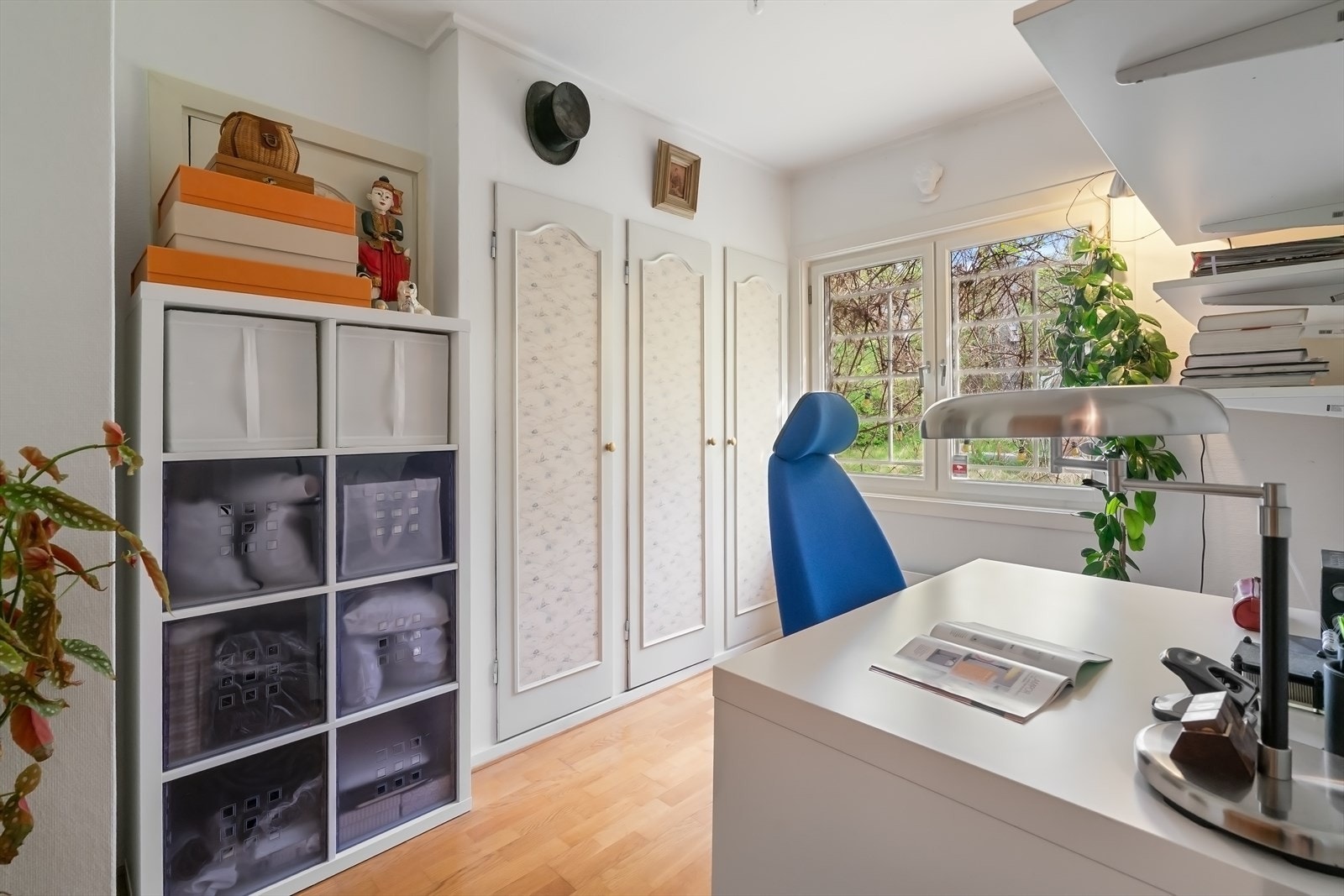 Plassbygde skap, malte overflater og parkett på gulv. Galleribilde