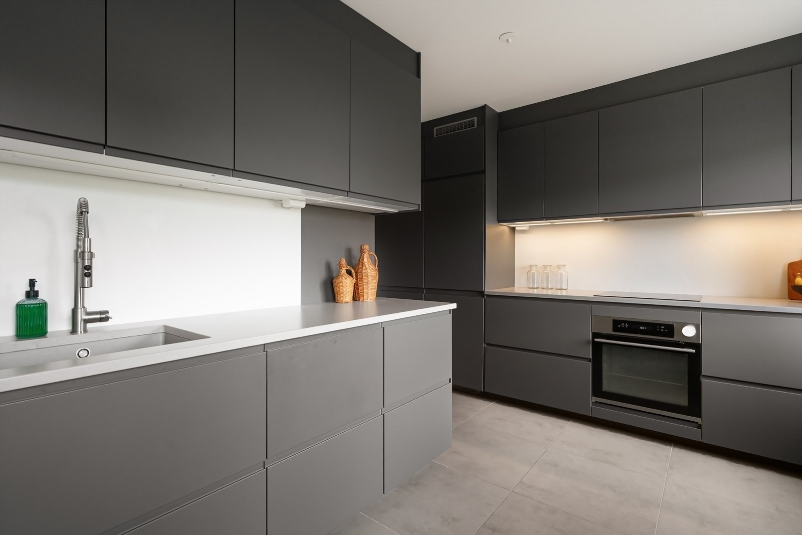 Integrerte hvitevarer som koketopp, stekeovn, oppvaskmaskin og kjøle- og fryseskap. Galleribilde