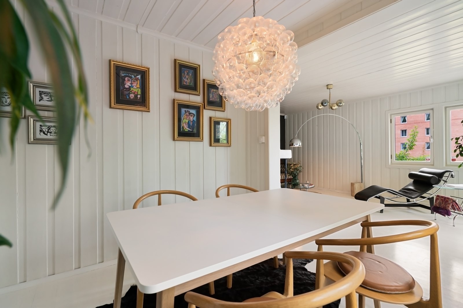 Stuen kan møbleres på ulike måter og her er det plass til både spisestue og sofagruppe. Galleribilde