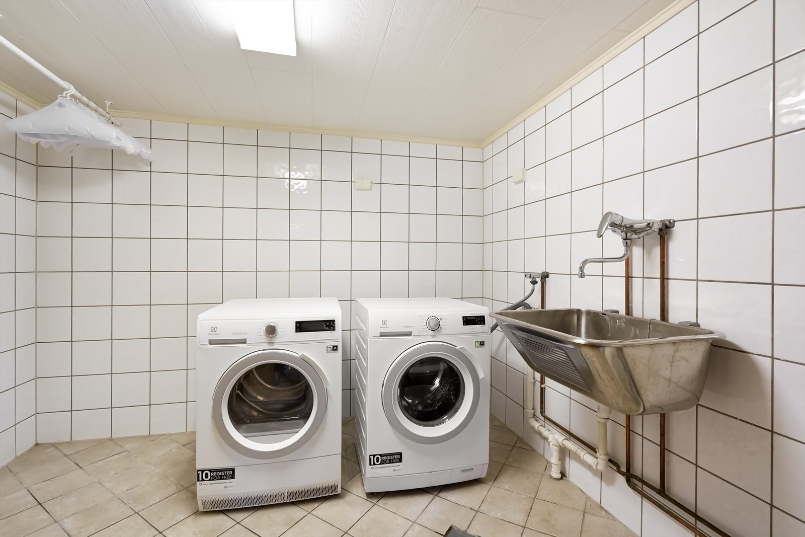 Praktisk vaskerom i underetasjen med flislagte overflater. Opplegg for vaskemaskin og mulighet for tørketrommel, samt tilgang til utslagsvask. Galleribilde