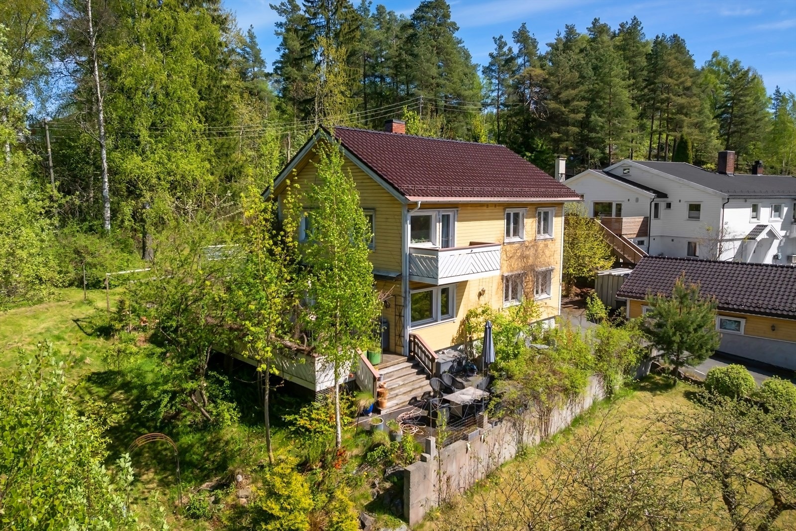 Hage med terrasse som innbyr til uteaktiviteter. Galleribilde