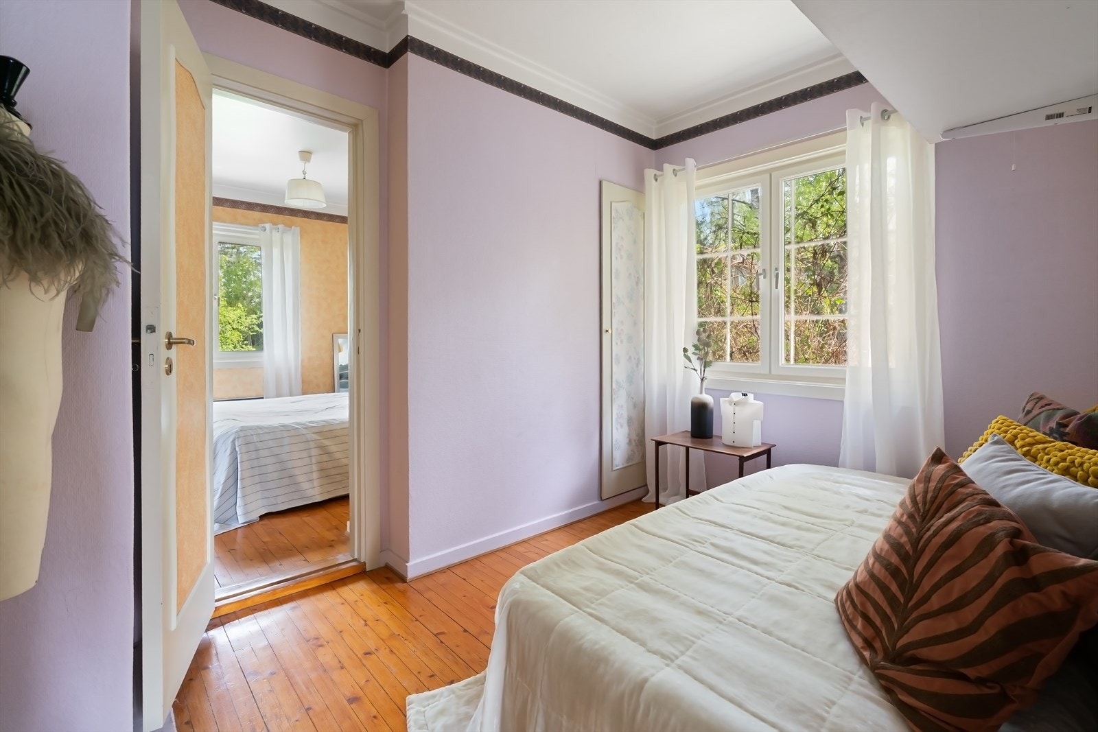 Soverom III og IIII har begge plass til seng og oppbevaring og kan fint fungere som barne-, gjesterom, kontor eller lignende. Galleribilde