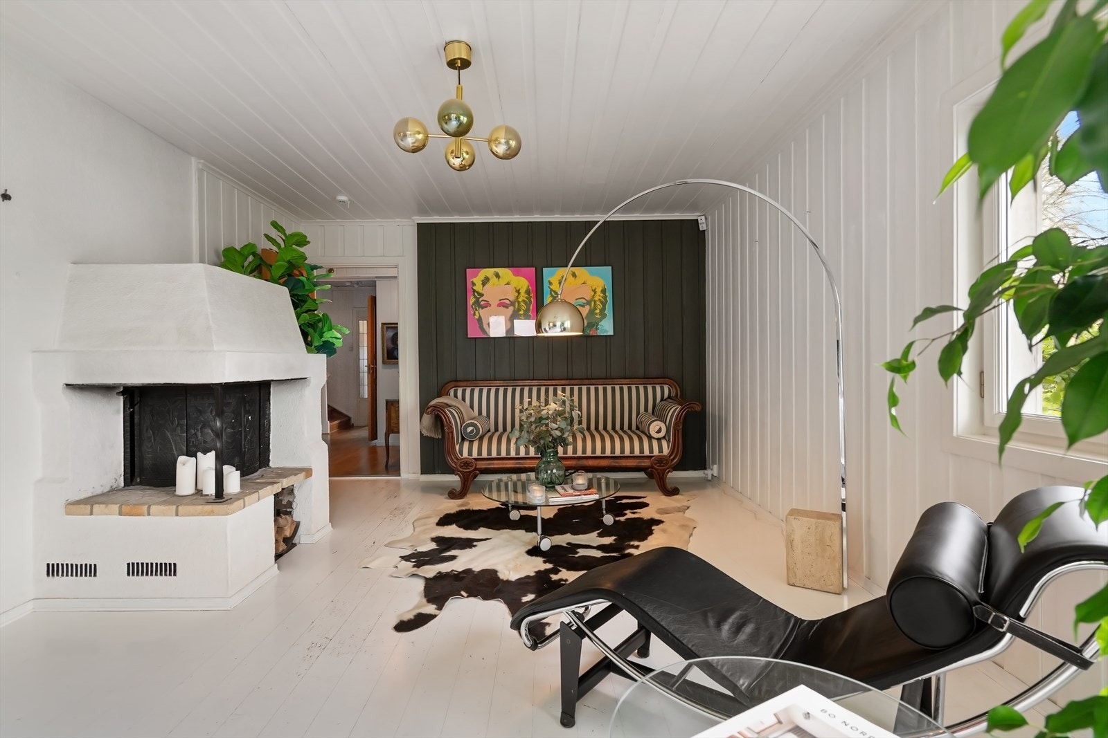 Det er malte tregulv, panelte overflater og vinduer som både gir fint utsyn og lysinnslipp. Galleribilde