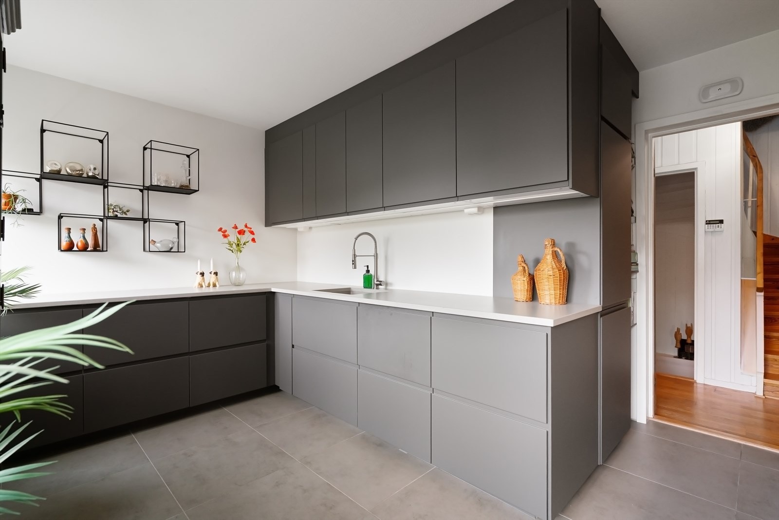 Innbydende og lekkert kjøkken med moderne utforming og stilrent uttrykk. Galleribilde