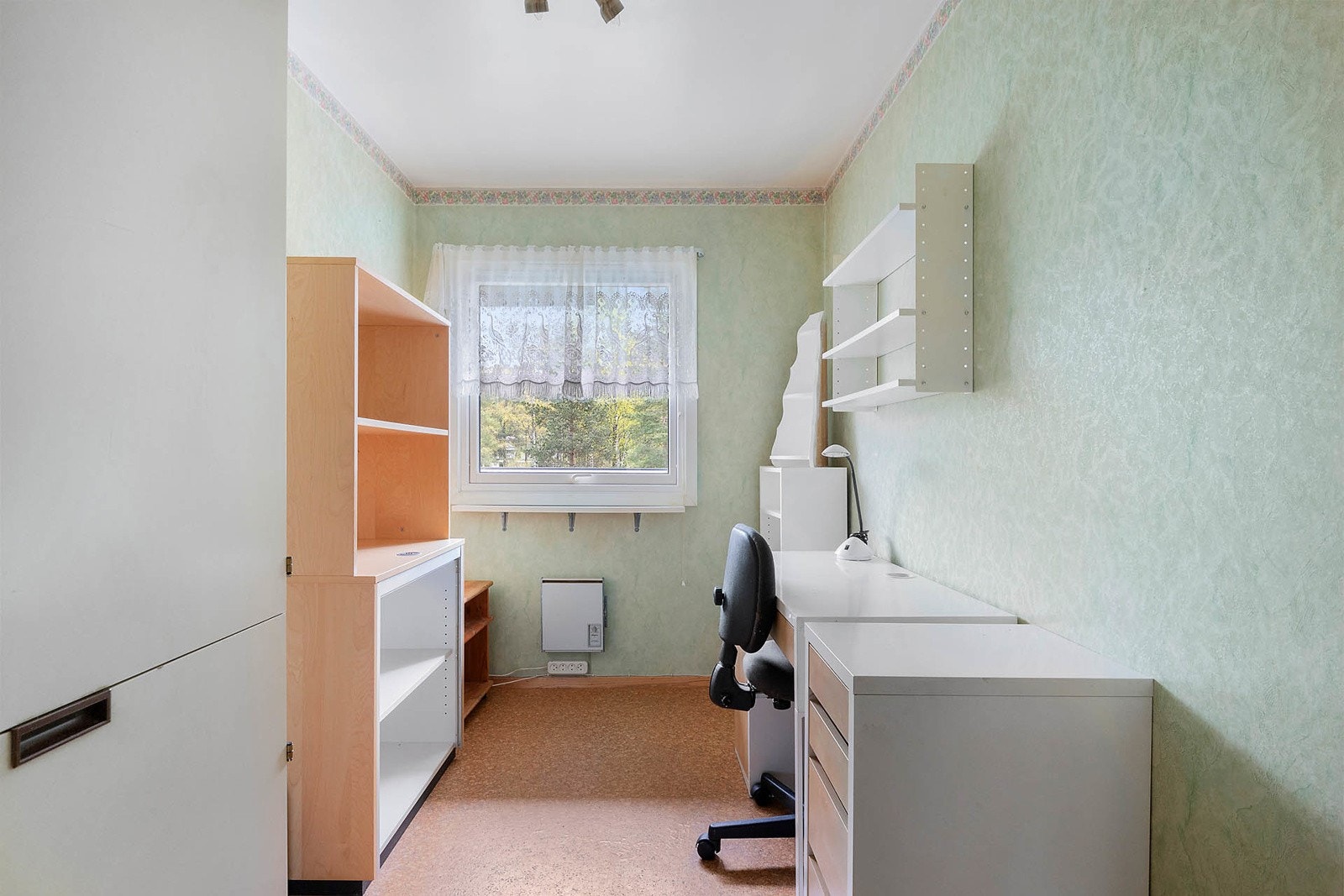 Boligens minste soverom har plass til seng, nattbord og kleskap. Dette rommet har blitt benyttet som kontor Galleribilde