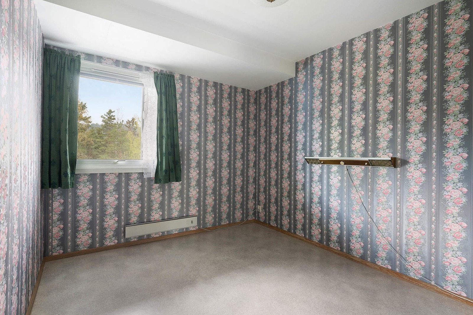 Hovedsoverommet har adkomst fra stuen og badet. Soverommet har god plass til dobbeltseng og nattbord. Galleribilde