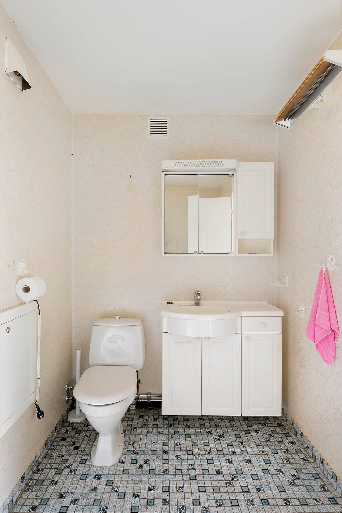 Leiligheten har to bad. Dette badet har adkomst fra hovedsoverommet og vaskerommet. Galleribilde