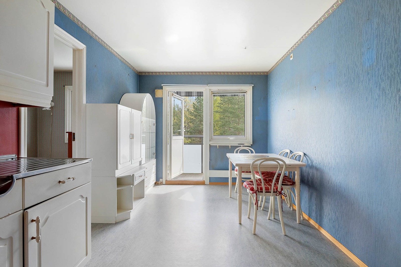 Romslig separat kjøkken med plass til spisebord.Velkommen til Ragnhild Schibbyes vei 52- presentert av Catharina Malonæs i OBOS Eiendomsmeglere Galleribilde