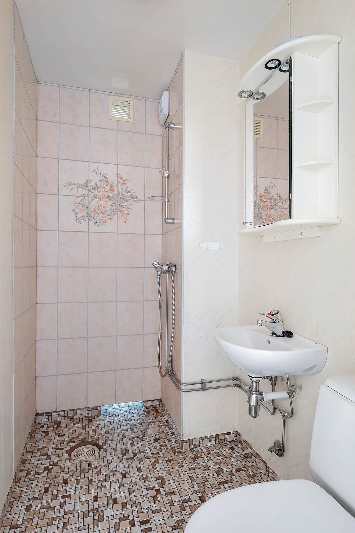 Badet som har adkomst fra entre har dusj, toalett og vask. Galleribilde