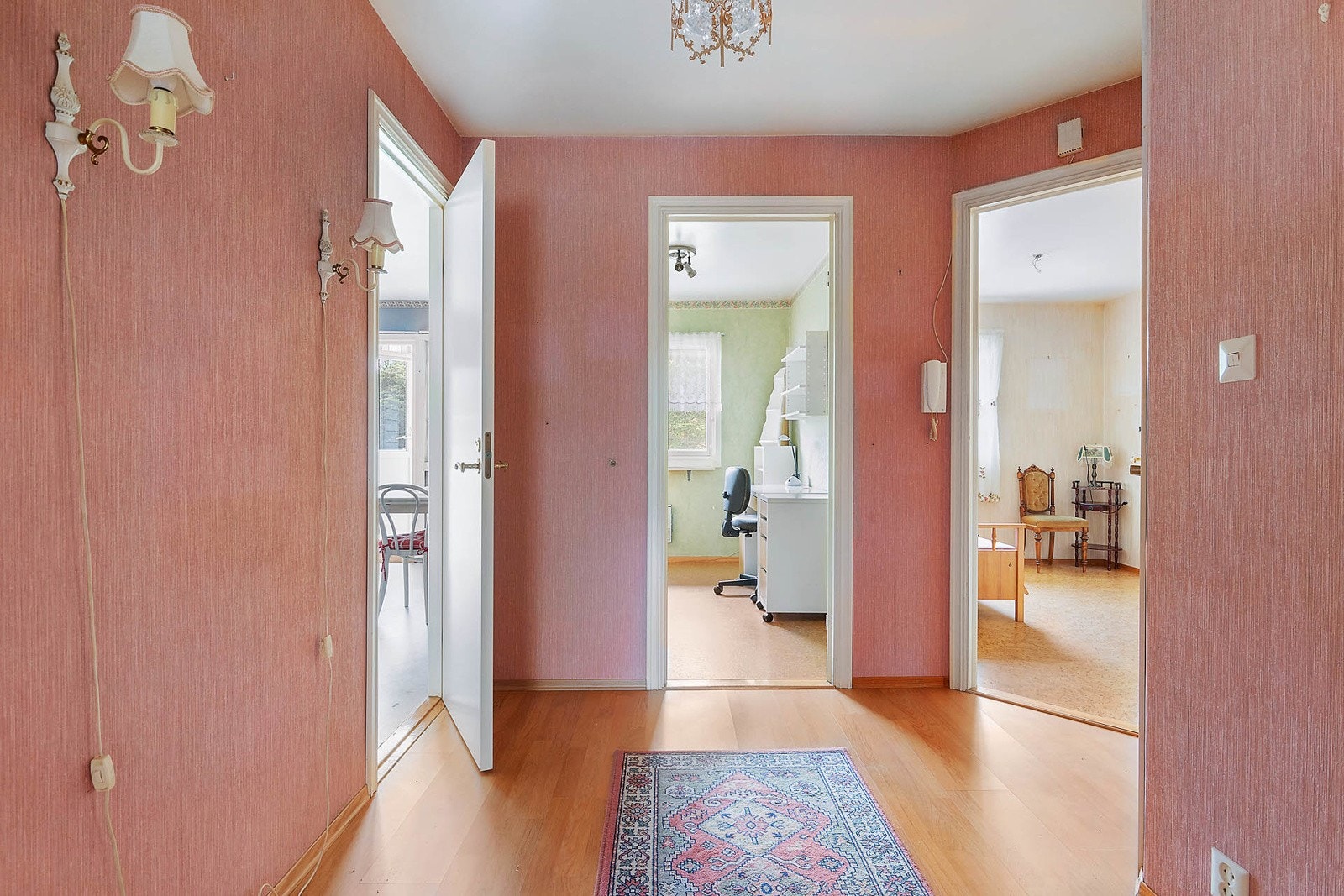 Entreen er romslig og har muligheter for oppbevaring av yttertøy og sko. Galleribilde