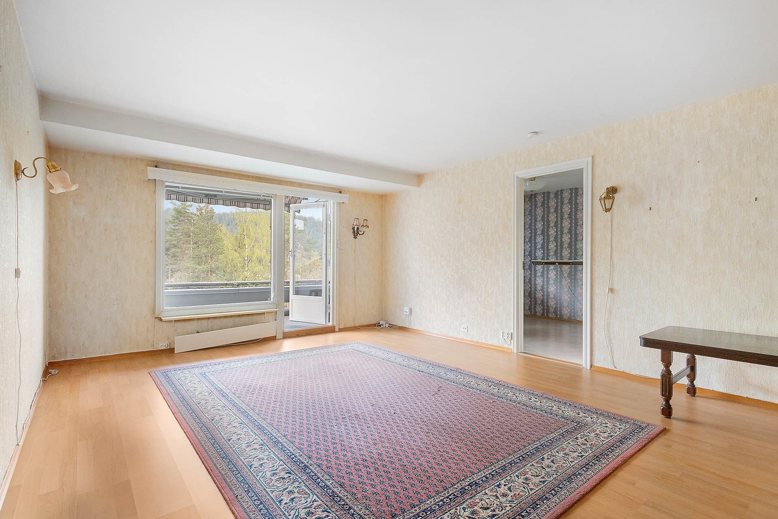 Stuen er lys og hyggelig med store vindusflater som gir godt med naturlig lys Galleribilde