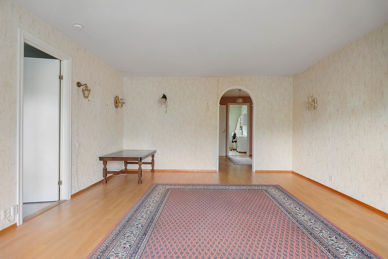 Stuen er møbleringsvennlig og det er god plass til en hyggelig sittegruppe, spisebord og annet øvrig møblement. Galleribilde