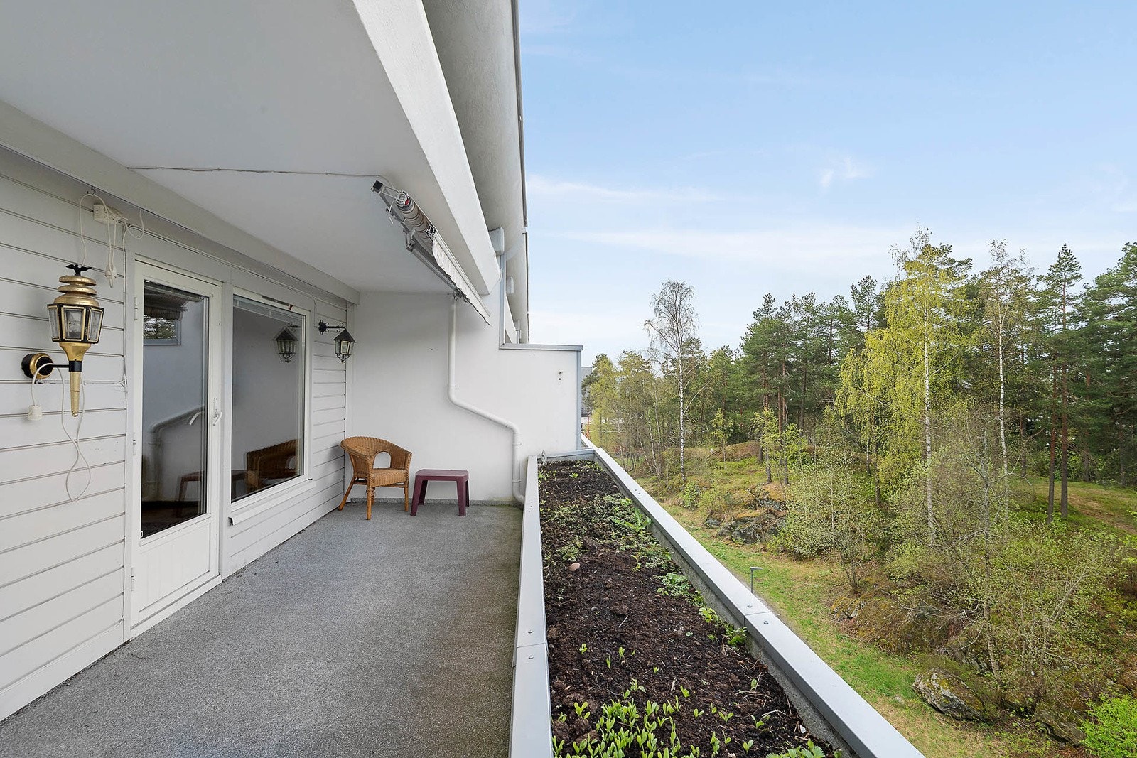 Fra stuen er det direkte adkomst til en av boligens to balkonger. Balkongen har gode solforhold. Galleribilde