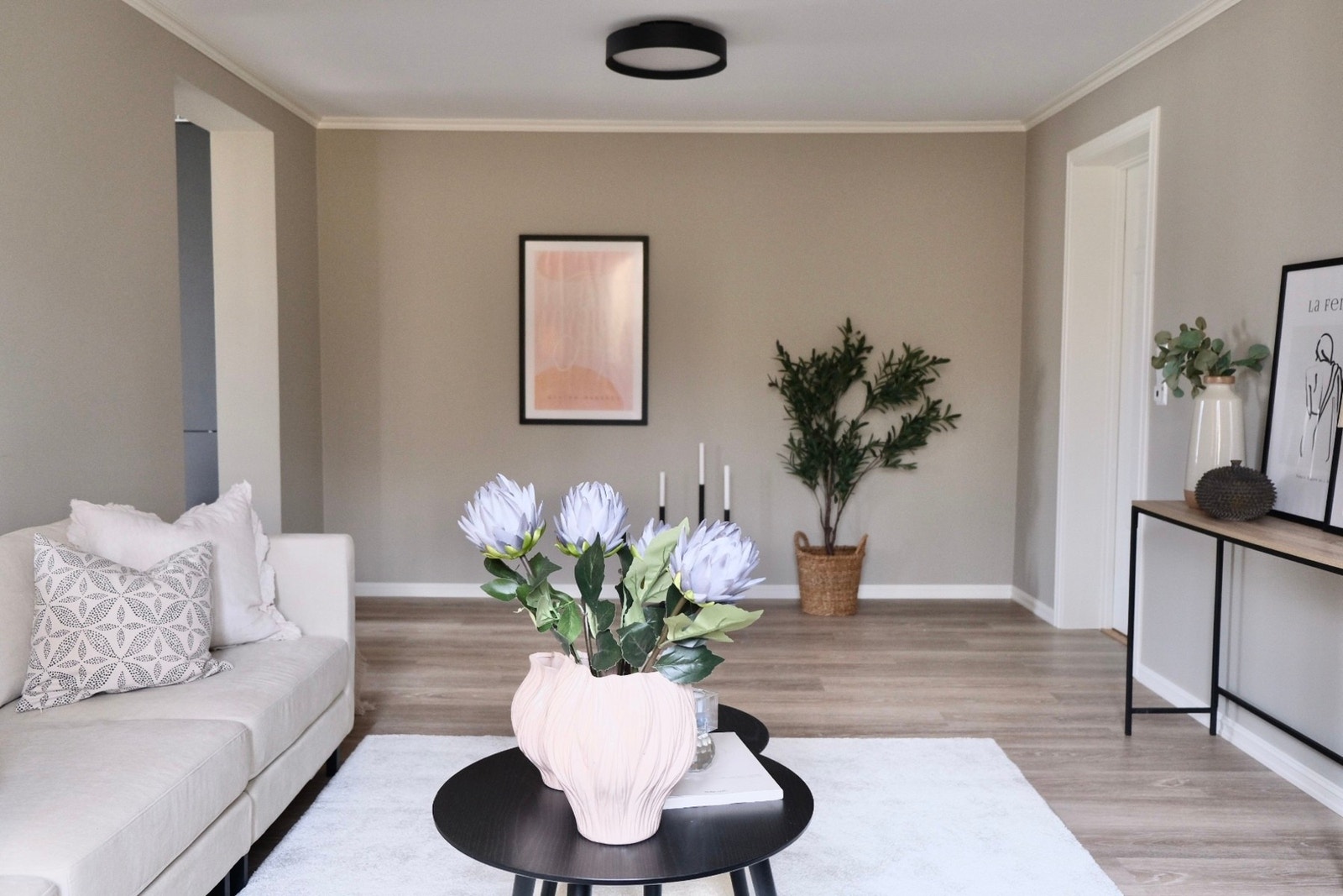 Innvendige bilder er fra en annen leilighet. Det er de samme materialvalgene for alle seksjoner. Galleribilde