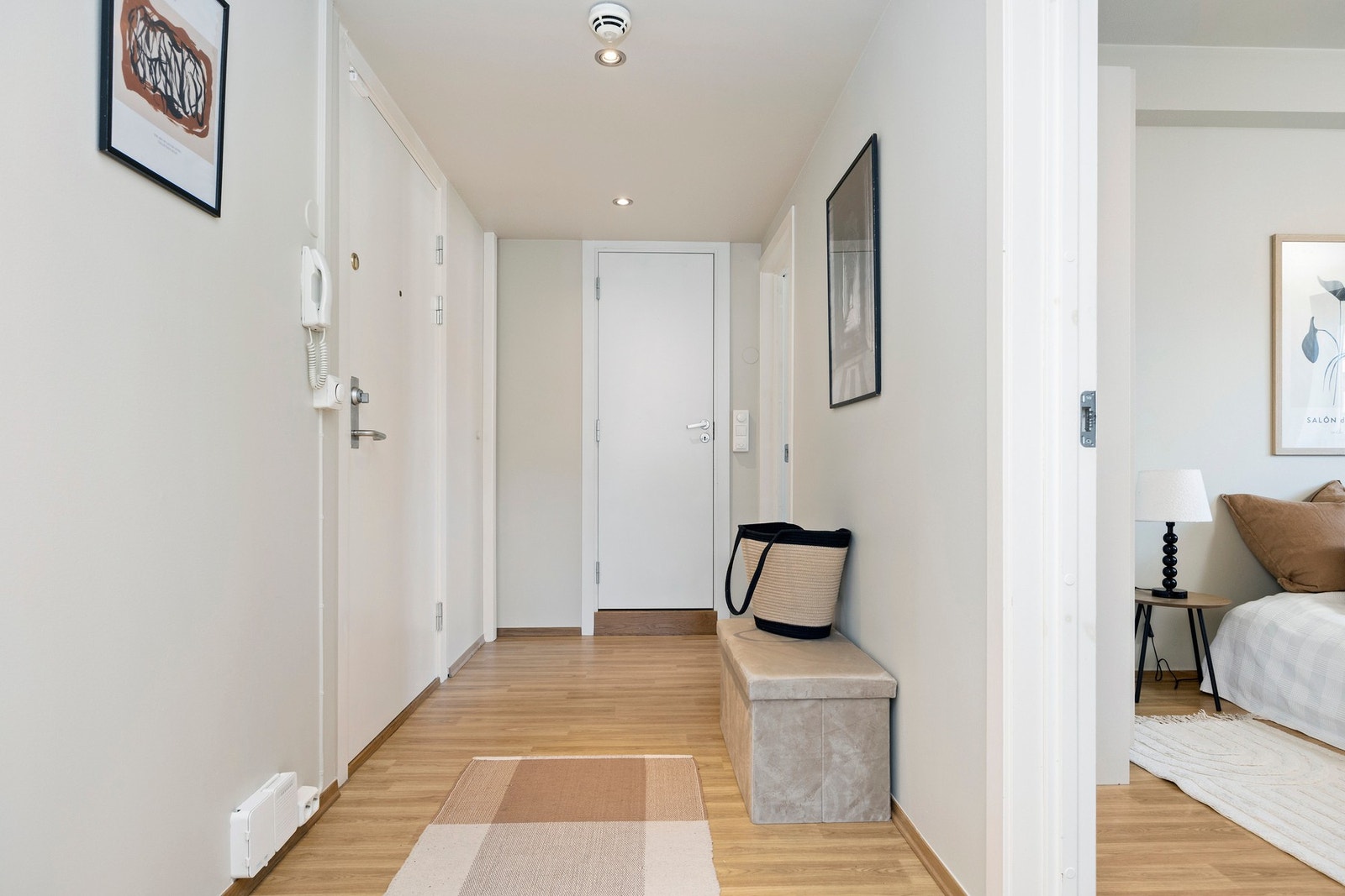 Entré med tilgang til soverommene og baderommet. Galleribilde