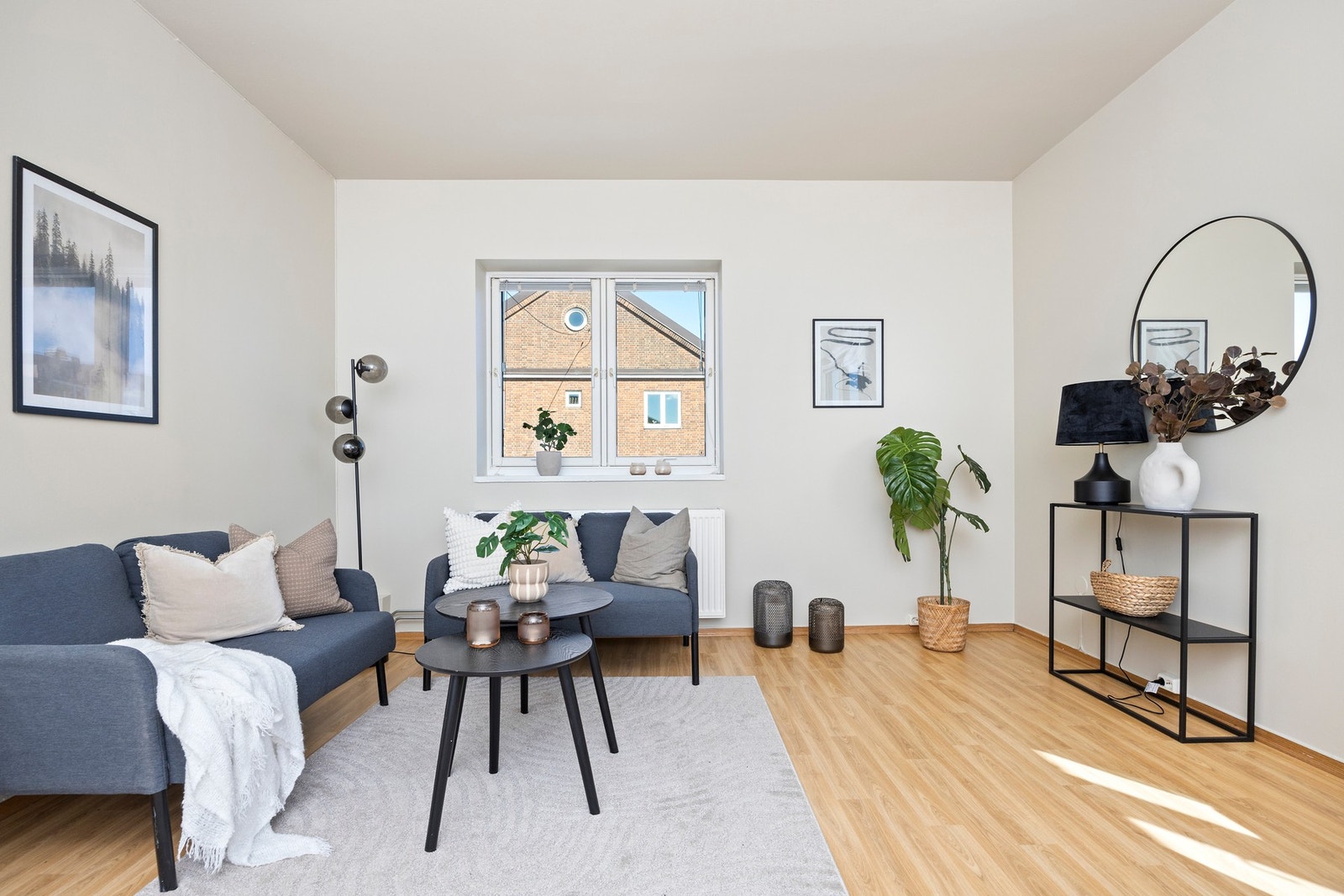 I stuen er det fin plass til sofa og tilhørende møbler. Galleribilde