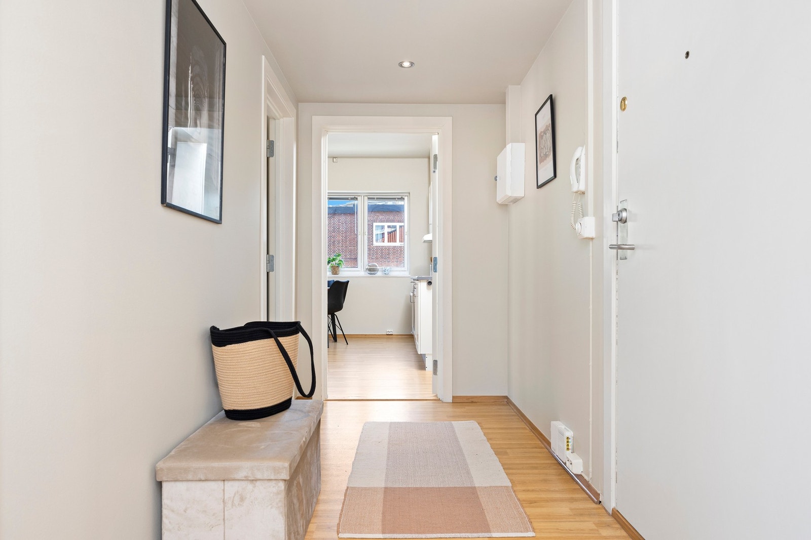 Romslig entré med dørcalling og downlights i taket. Galleribilde