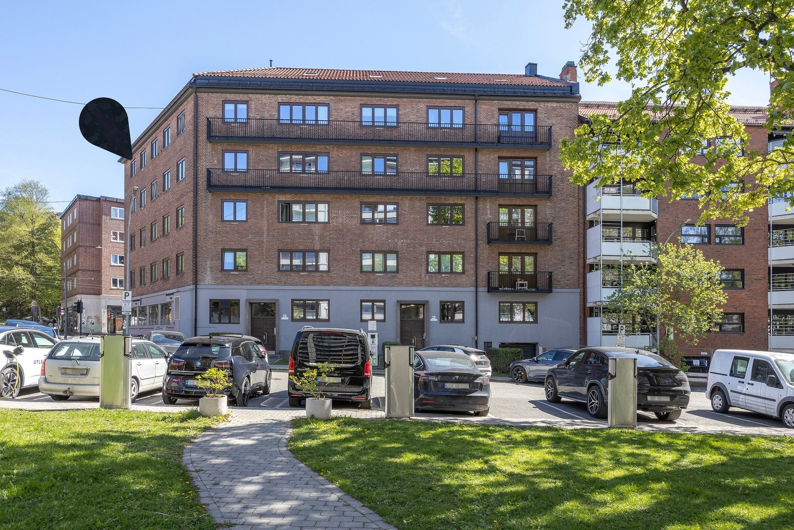 Velholdt mursteinsgård fra 1937 som ble betydelig oppgradert fra 2010-2012 med nytt tak, nye vinduer, elektrisk, jordvarme, solcellepaneler etc. Galleribilde
