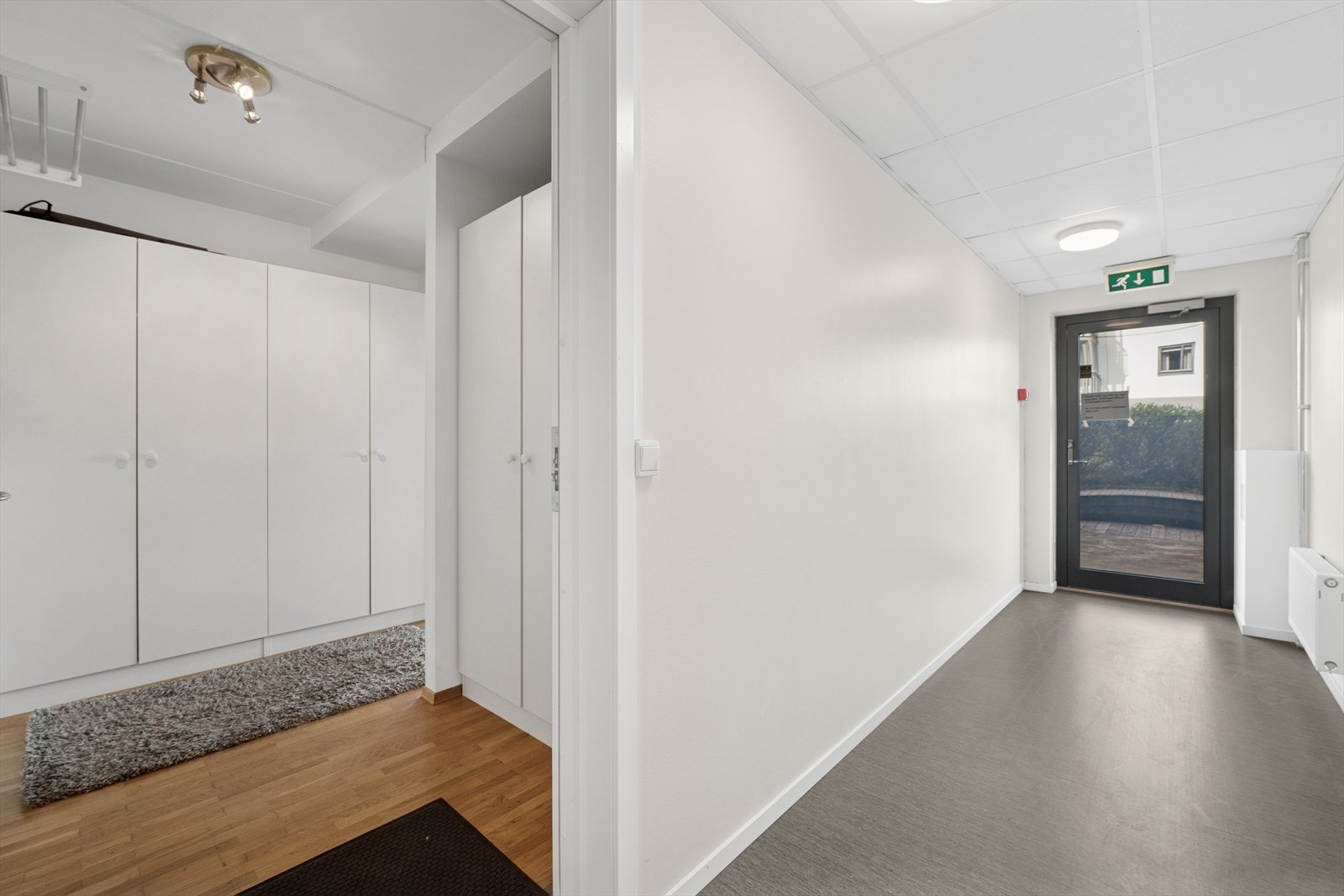 Entreen har plass til å henge fra seg yttertøy og plassere fottøy. Galleribilde