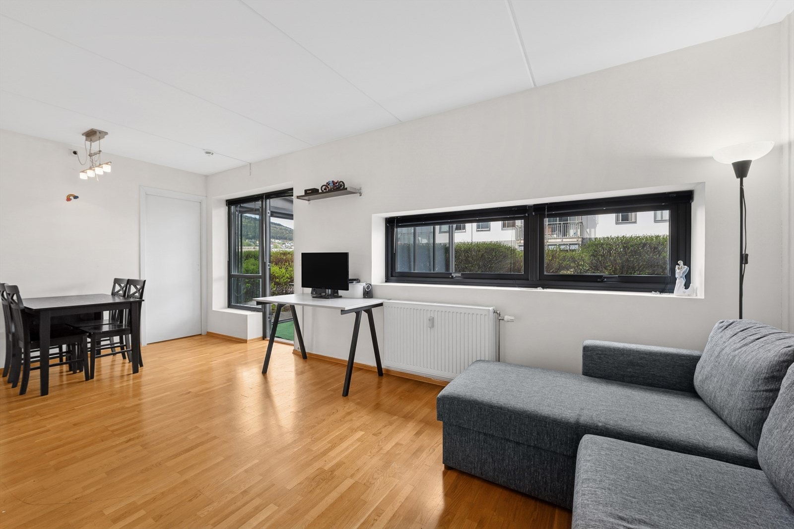 Den åpne løsningen gir god plass til sofagruppe og spisegruppe. Galleribilde