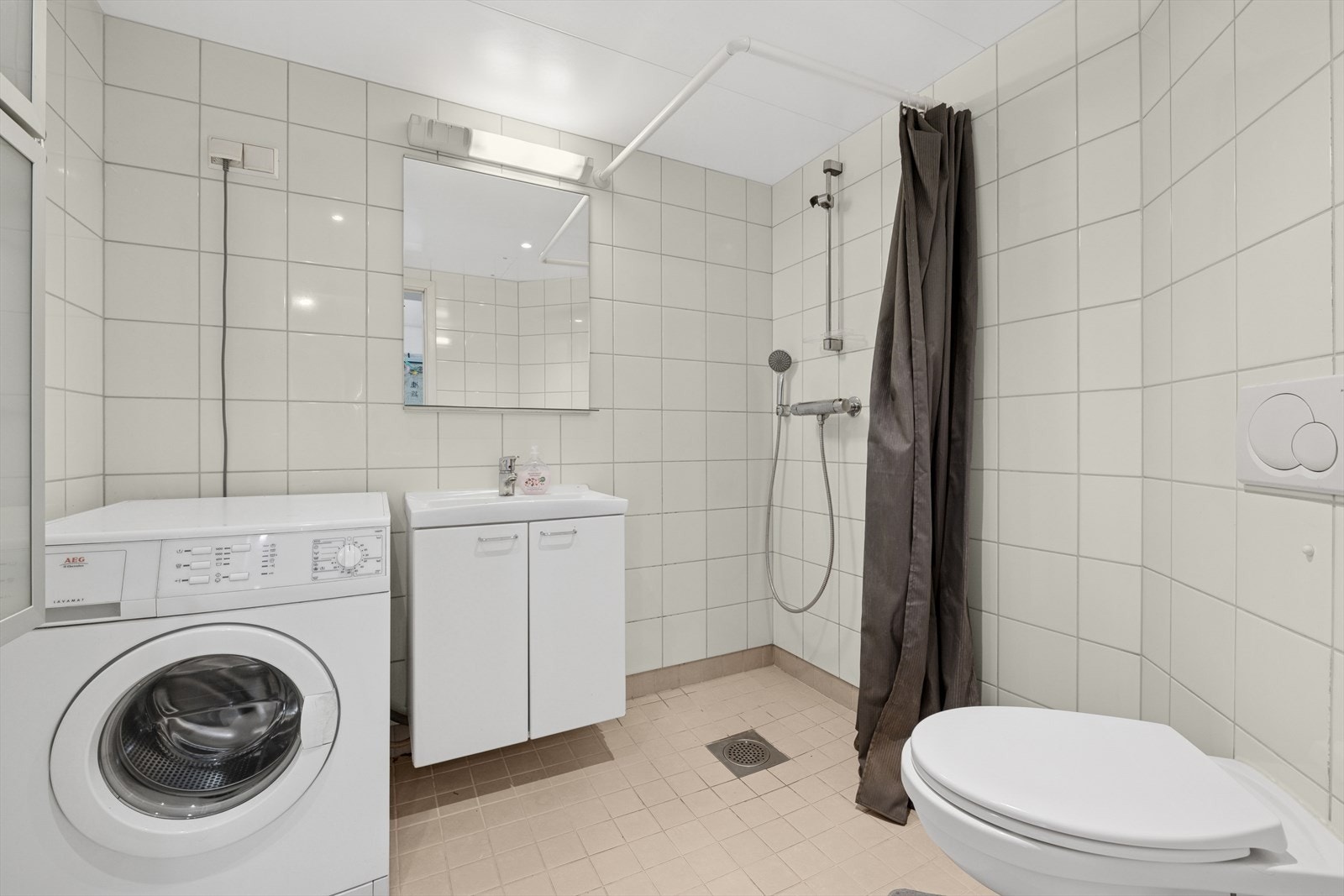 Rommet har innredning med nedfelt servant,
veggmontert toalett, dushjørne og
opplegg for vaskemaskin. Galleribilde