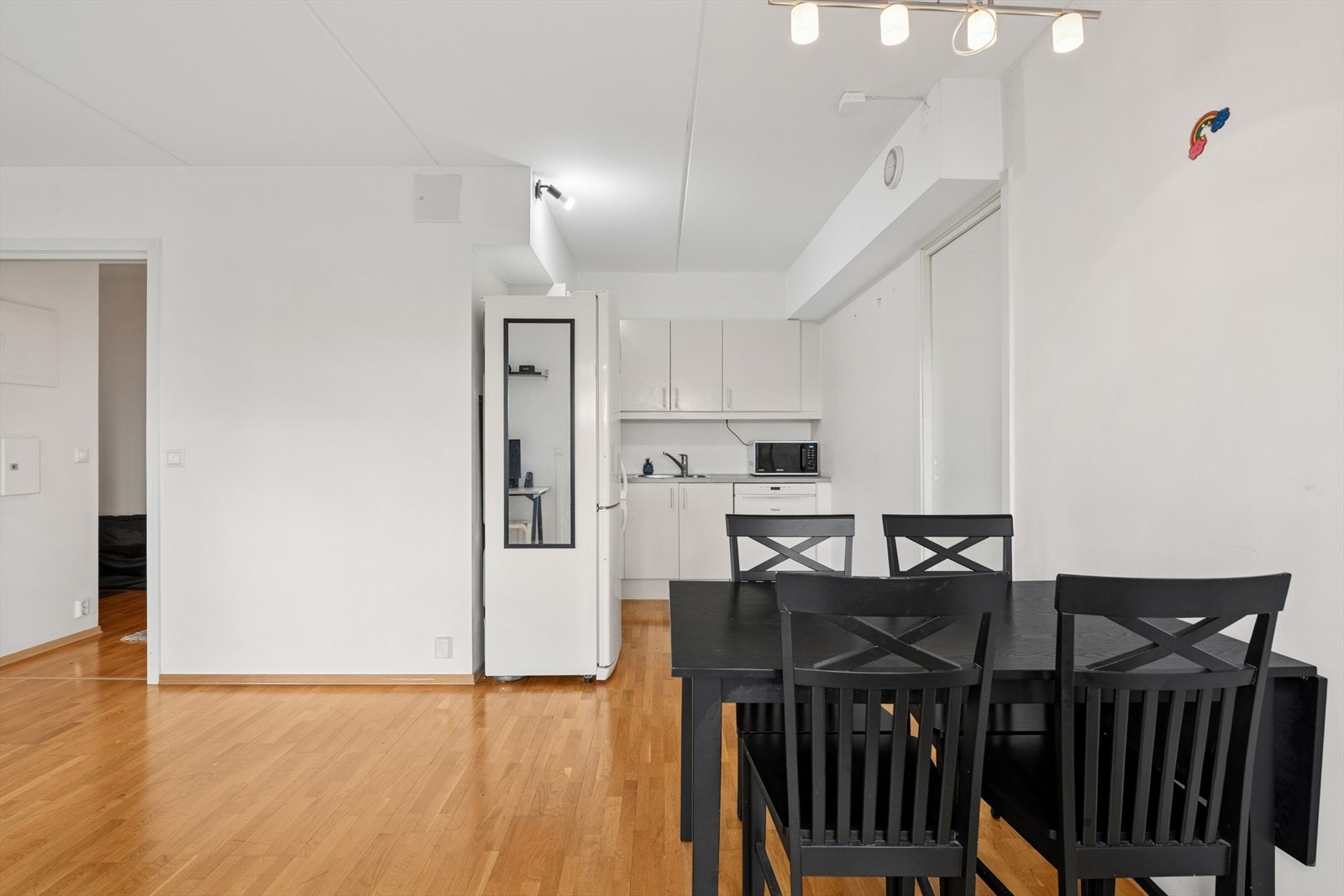 Spisegruppen har en praktisk plassering ved kjøkkenet. Galleribilde