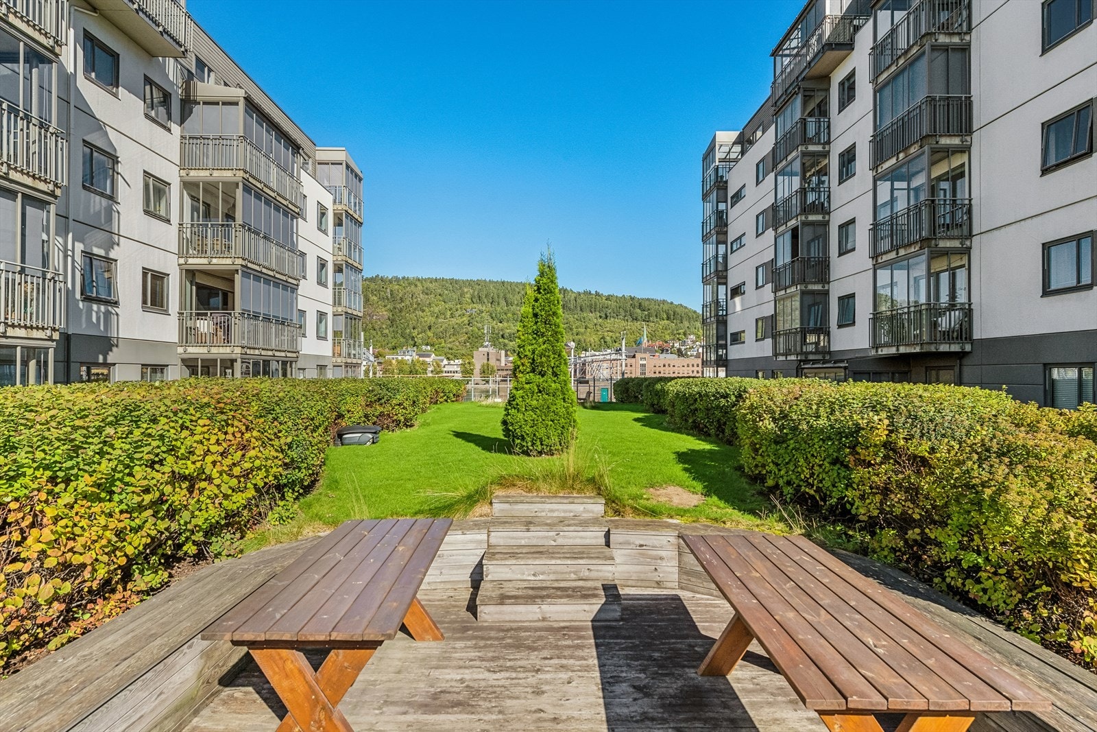 Borettslaget har felles eiet tomt med eget stort, grønt og solvendt uteområde. Parkering på merket parkeringsplass samt egen bod. Galleribilde