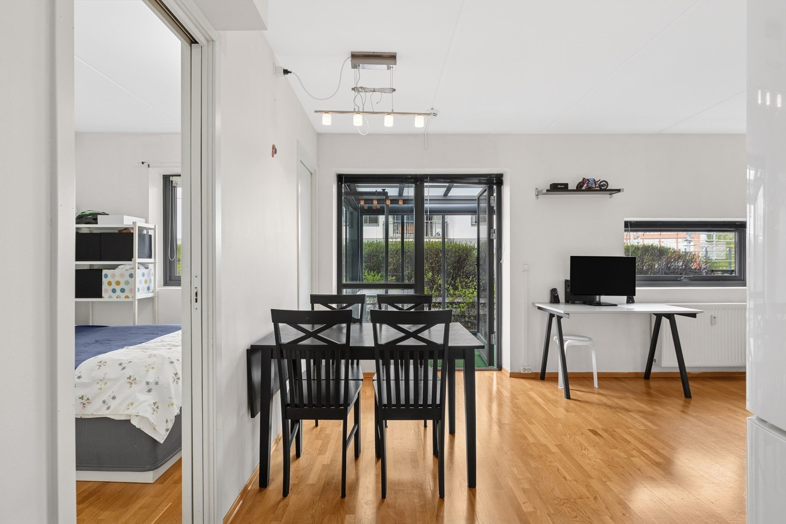 Store vindusflater slipper inn godt med naturlig lys og gir rommet en lys og luftig følelse. Galleribilde