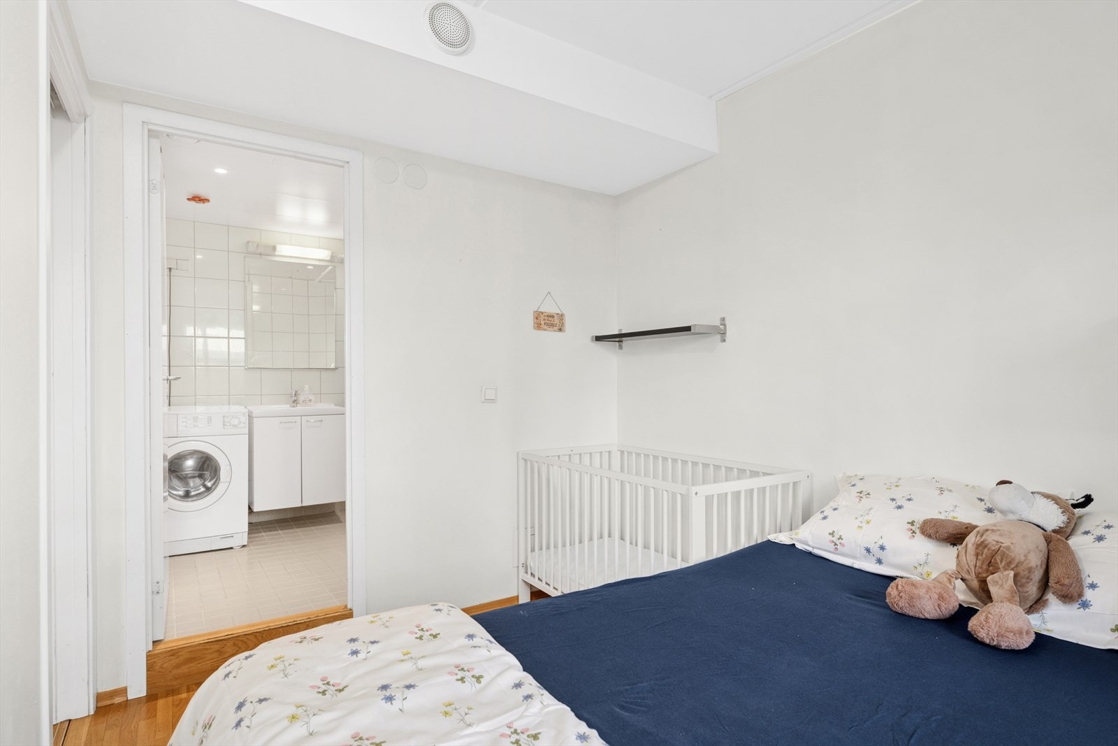 Soverommet har plass til et stort garderobeskap. Galleribilde