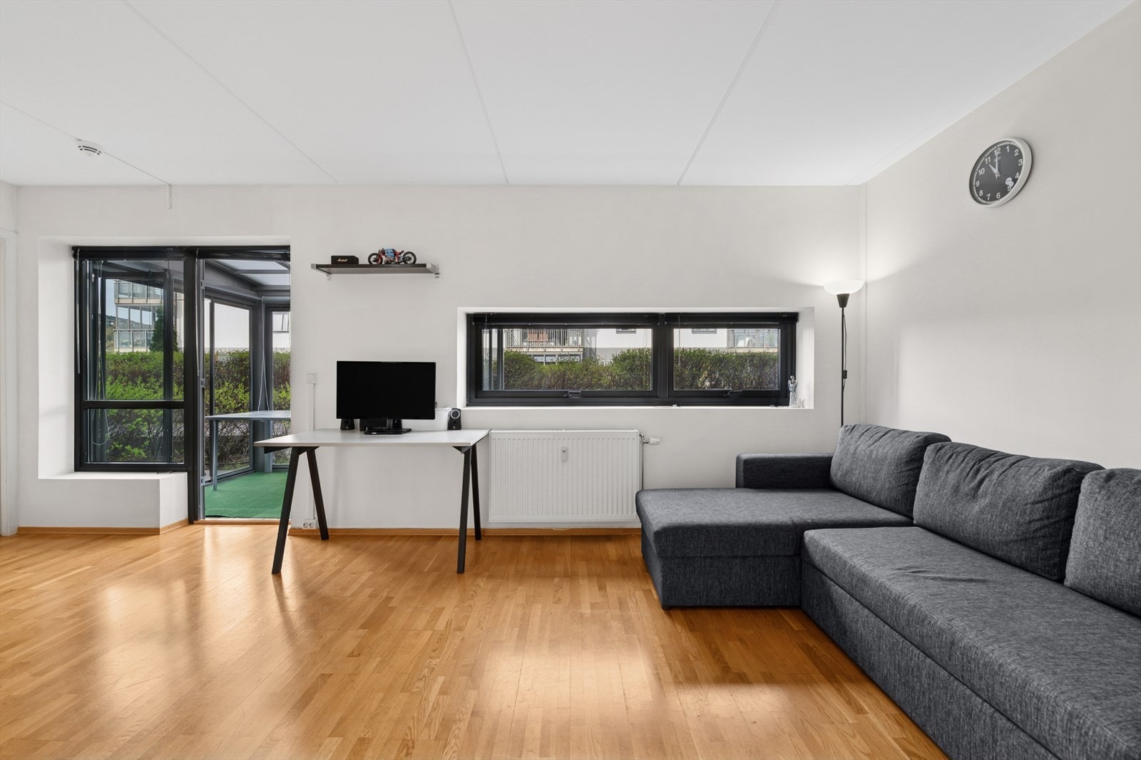 Fra entreen er det adkomst til en åpen stue og kjøkkenløsning. Galleribilde