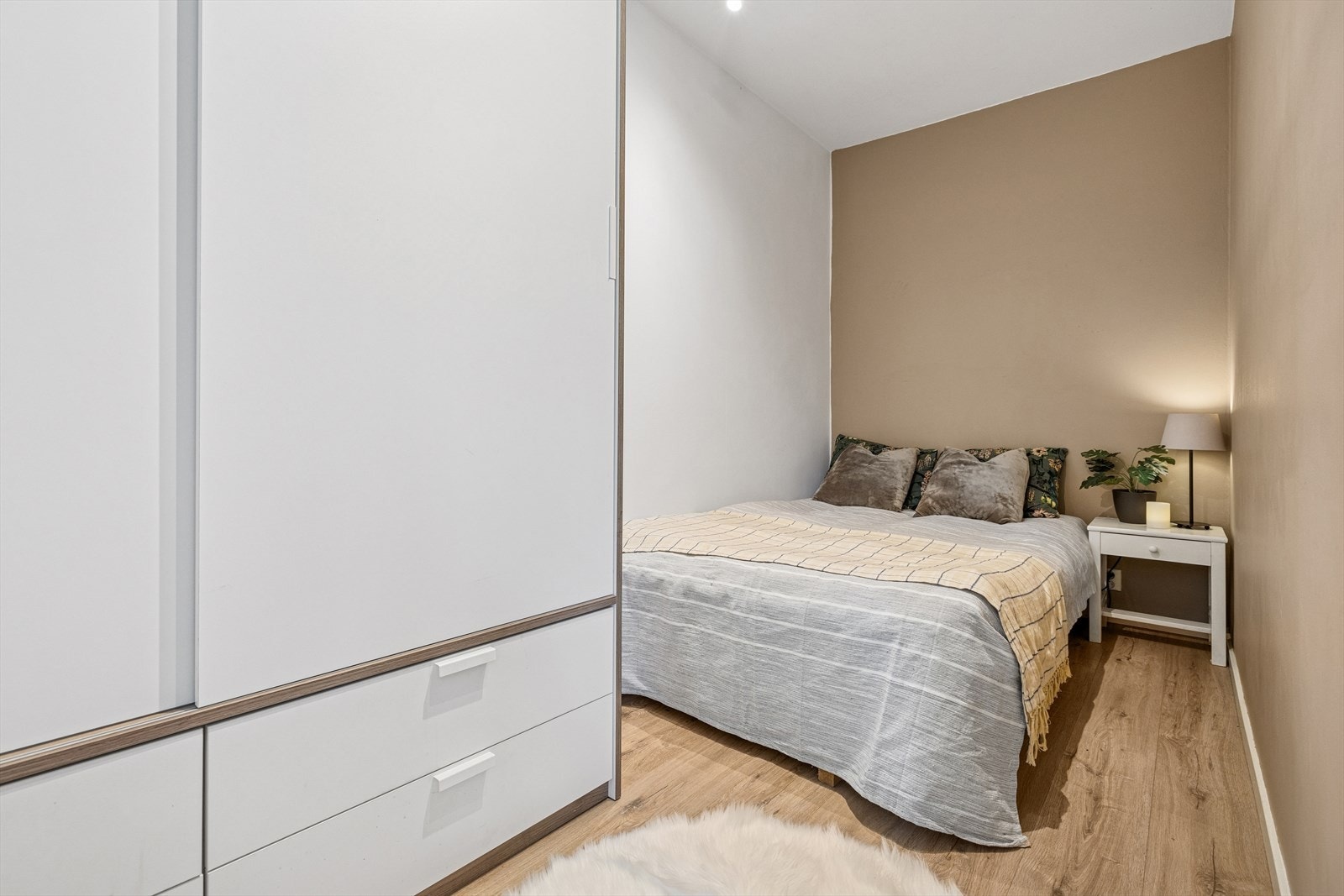 Soverom med plass til stor seng. Galleribilde