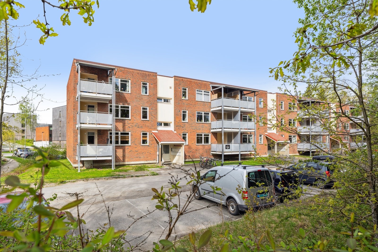 Fellesarealene er pent opparbeidet med plener, beplantning, interne veier og biloppstillingsplasser, samt utendørs sittegruppe perfekt til grilling eller sammenkomster med naboer og venner. Galleribilde