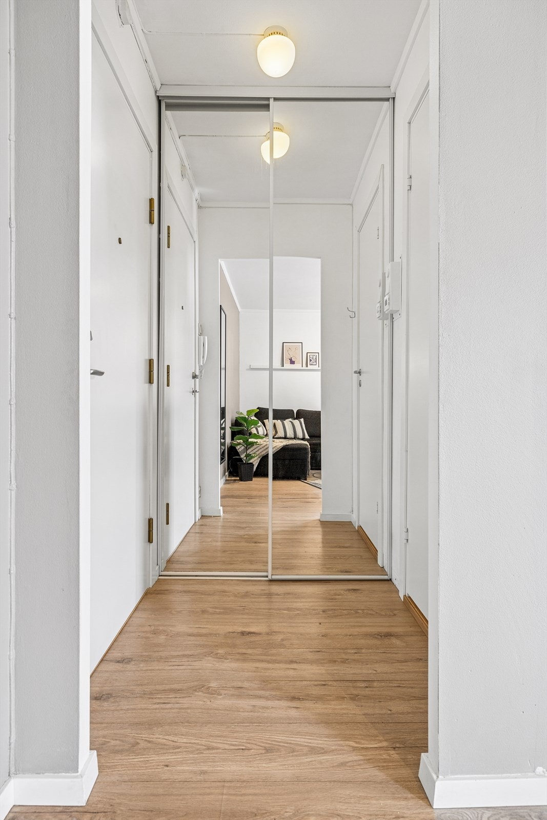 I entreen har leiligheten en praktisk skyvedørsgarderobe. Galleribilde