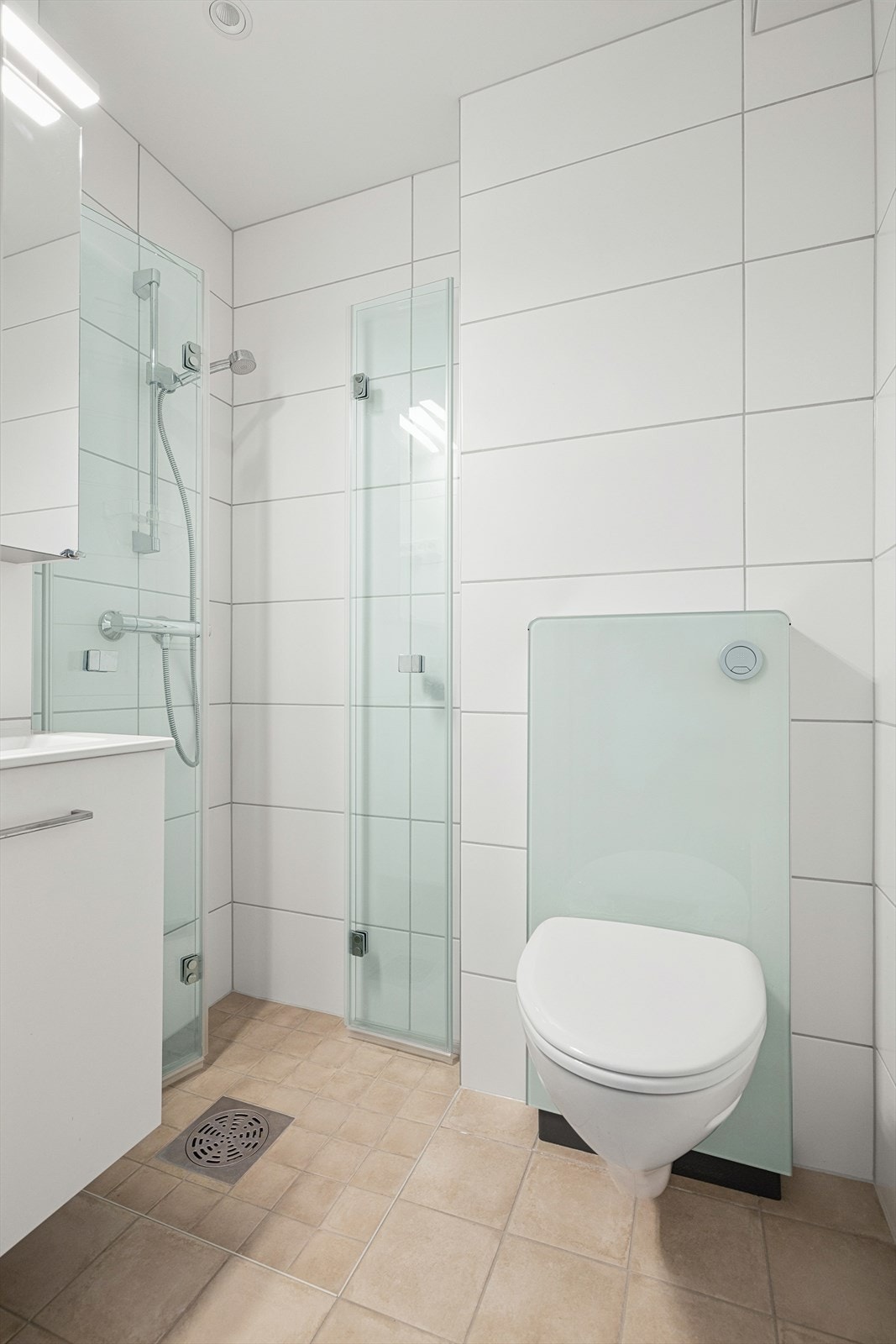 Badet ble totalrenovert i regi av borettslaget i 2024 og fremstår som lyst og fint. Galleribilde