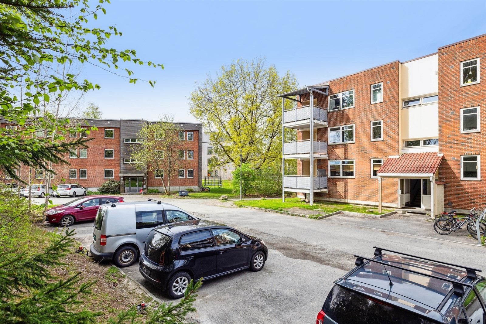Parkering på borettslagets fellestomt foran bygget. Galleribilde