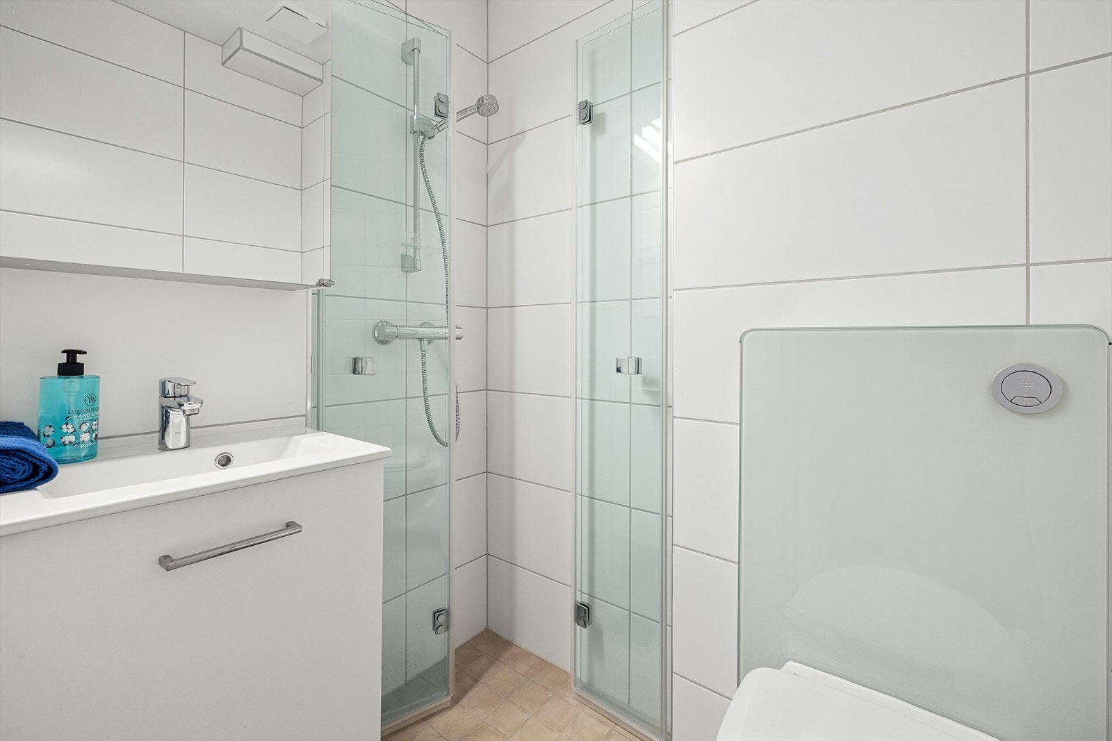 Badet har flislagte overflater og varmekabler i gulv. Galleribilde
