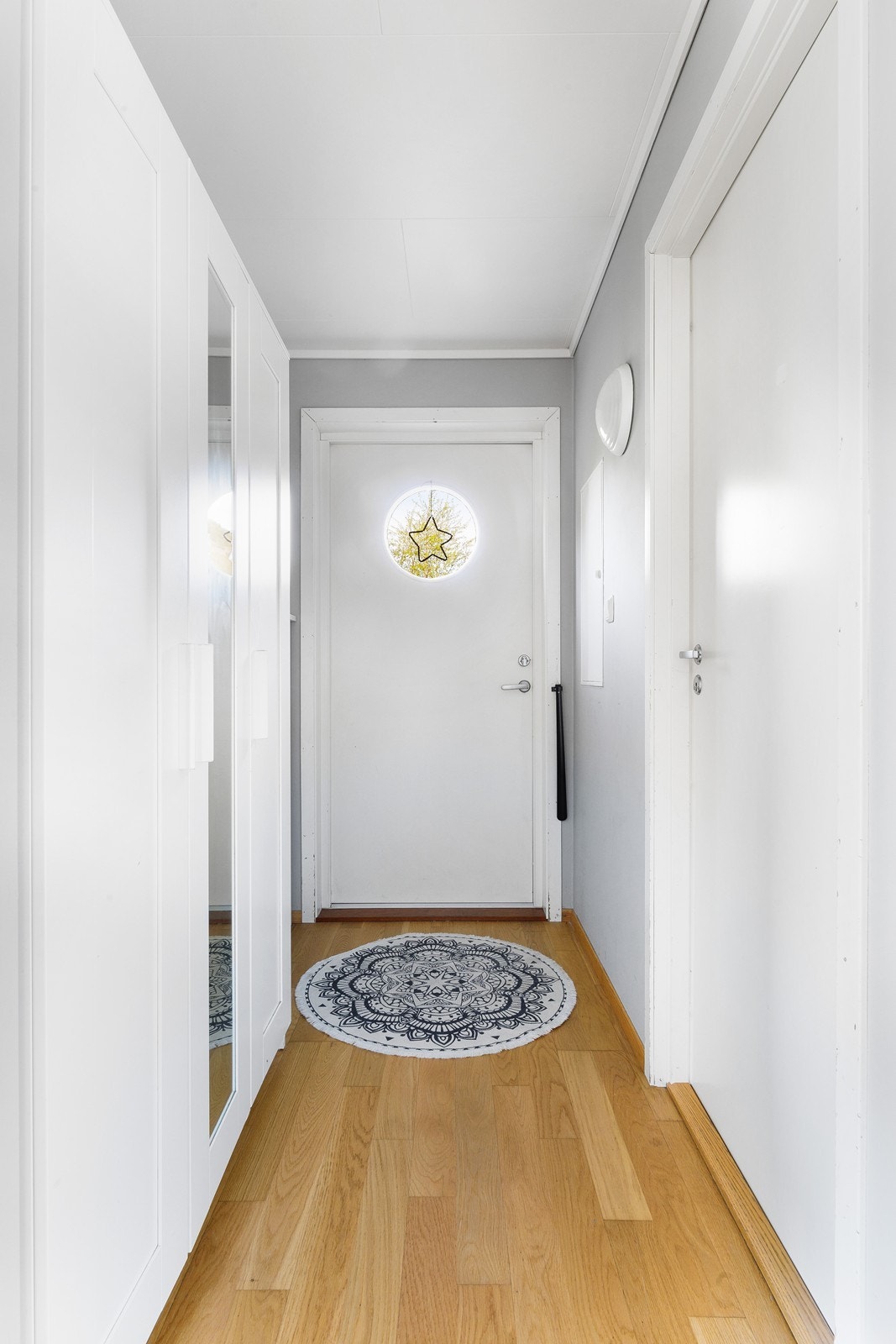 Velkommen inn til et hyggelig inngangsparti! Galleribilde