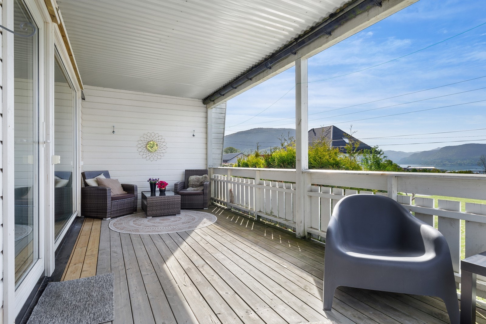 Fra stue/kjøkken har man direkte utgang til en trivelig terrasse. Galleribilde