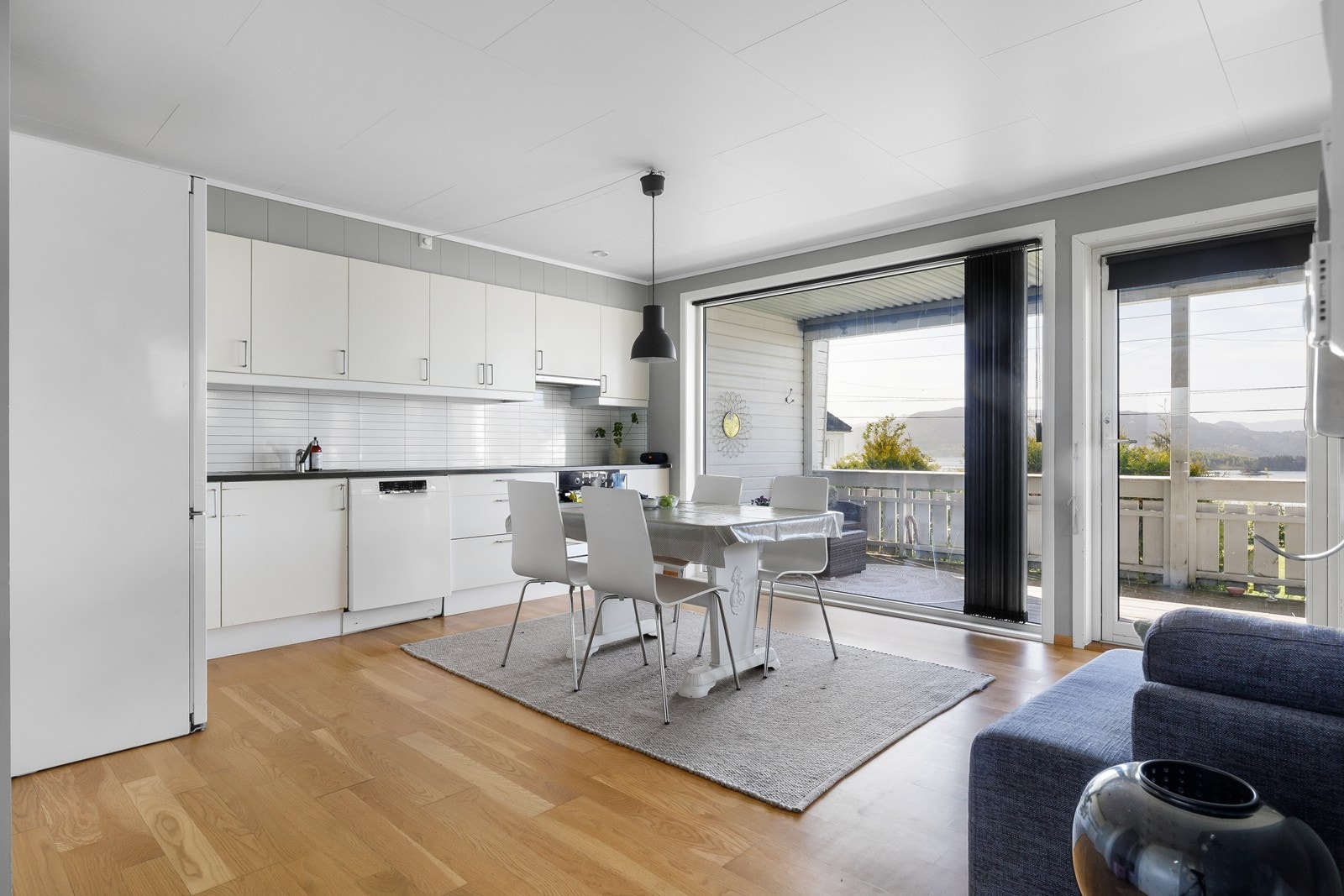 Kjøkkenet er innredet med koketopp, stekeovn, oppvaskemaskin og kjøleskap. Galleribilde