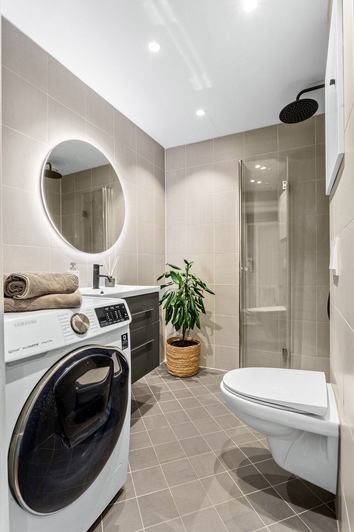 Badet ble rehabilitert i regi av borettslaget i 2018. Badet ble da utvidet, og er utstyrt med et veggmontert toalett, dusjhjørne med to foldedører i glass, samt opplegg for vaskemaskin. Galleribilde